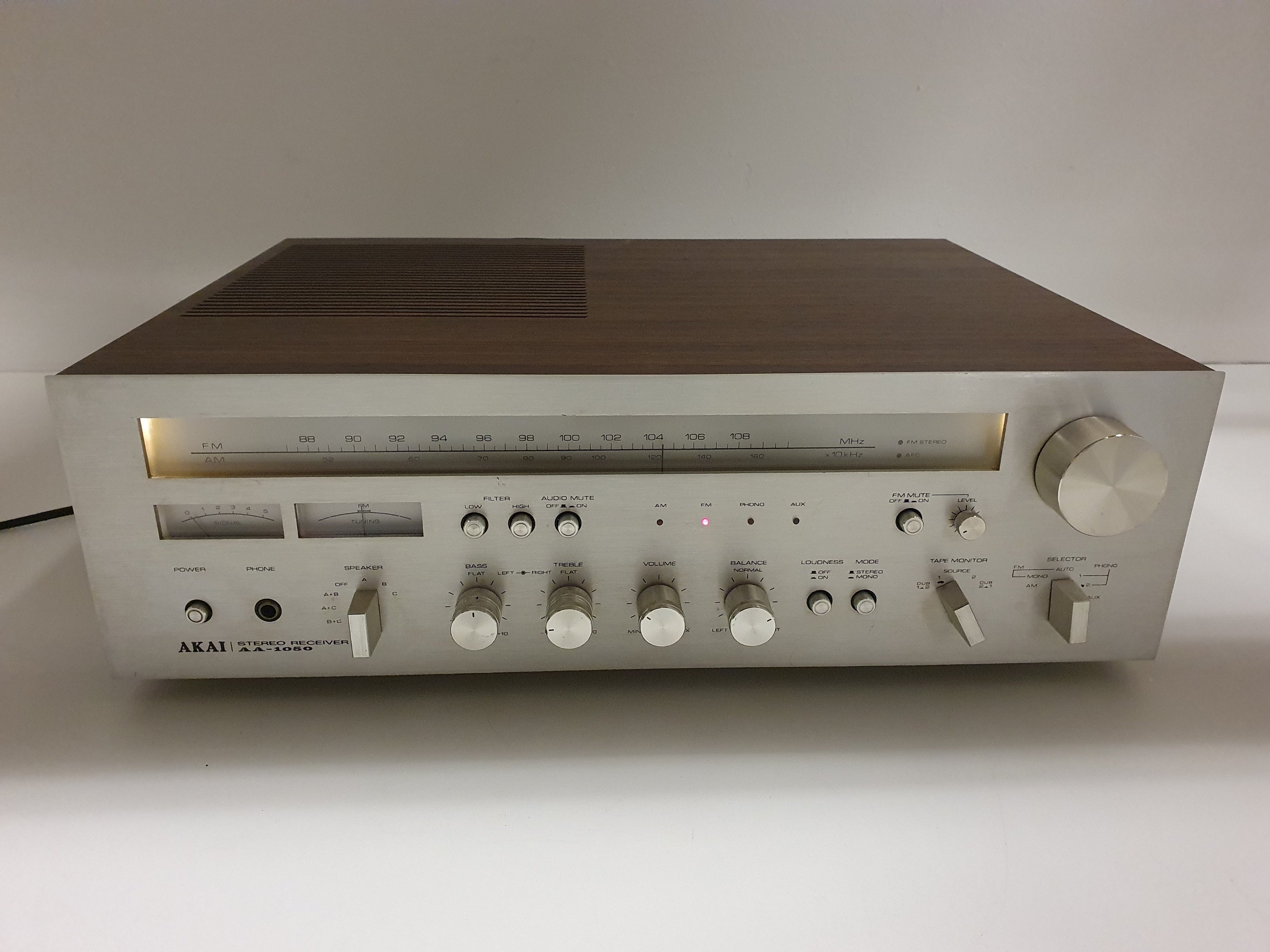 Akai AA-1050 stereo receiver - 35W 4-16Ohm - Volledig werkend