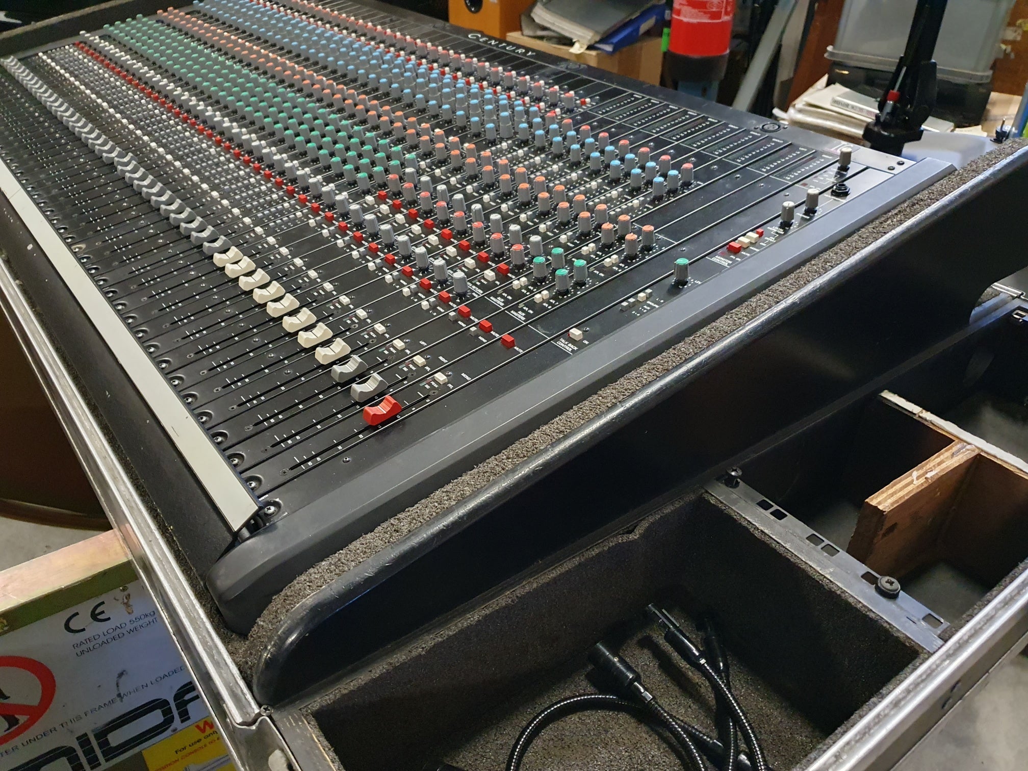 Crest Audio live/studio console - 32-8-2 - Incl PSU and flightcase - Sold as is