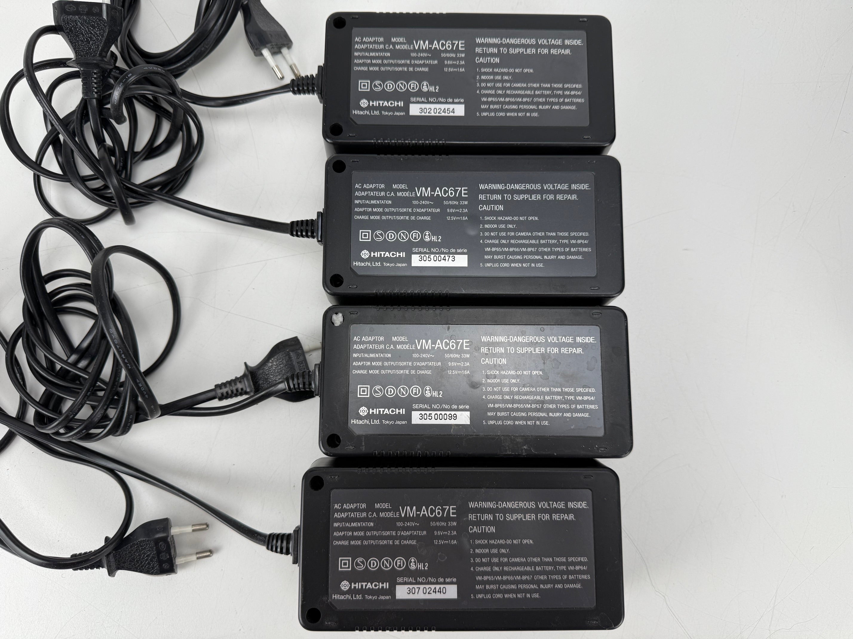 Hitachi VM-2500E set met camcorders, inclusief 1 accu en 4 adapters.