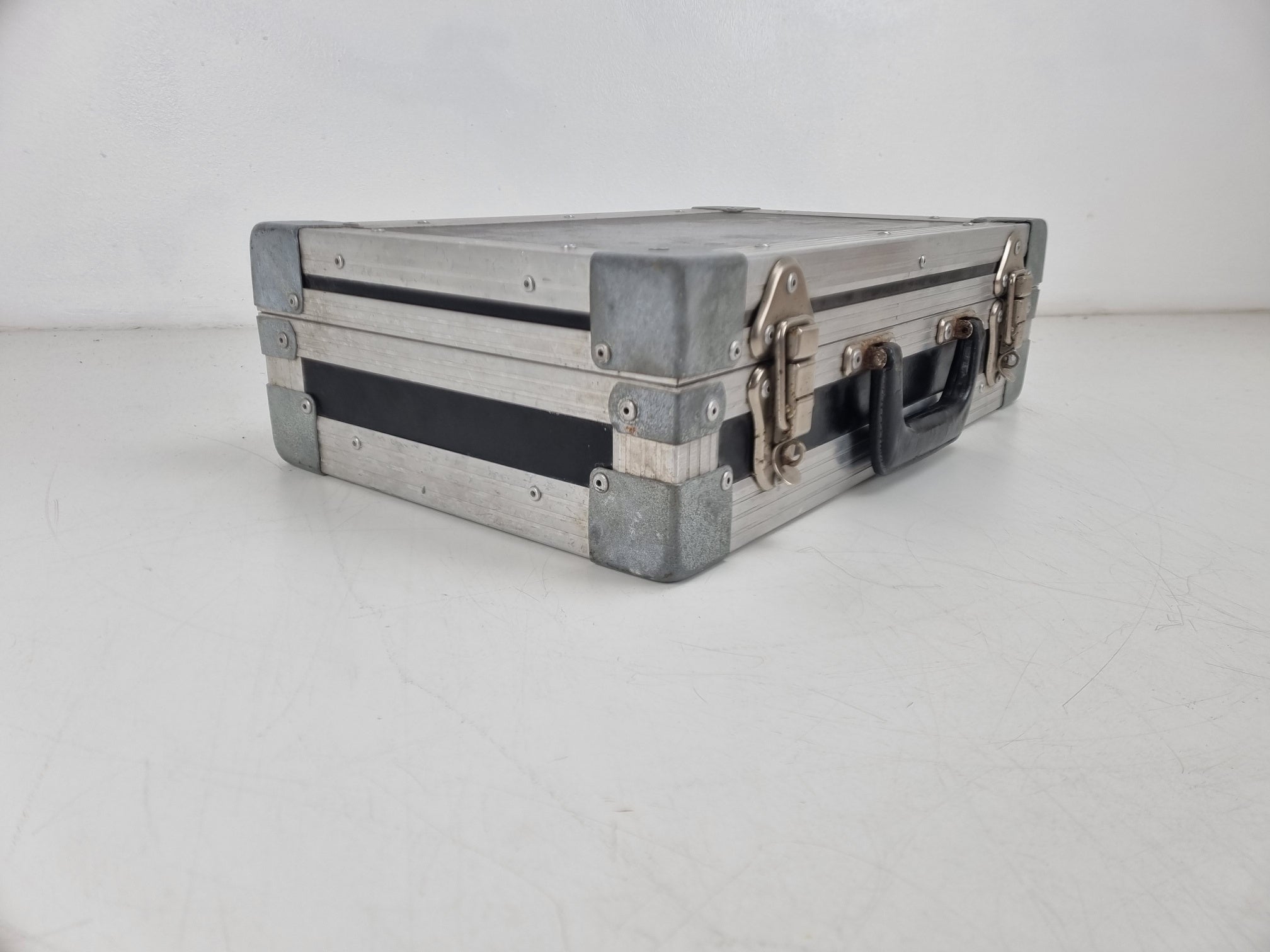 Stevige flightcase/roadcase - Ideaal voor het opbergen van microfoons enz.