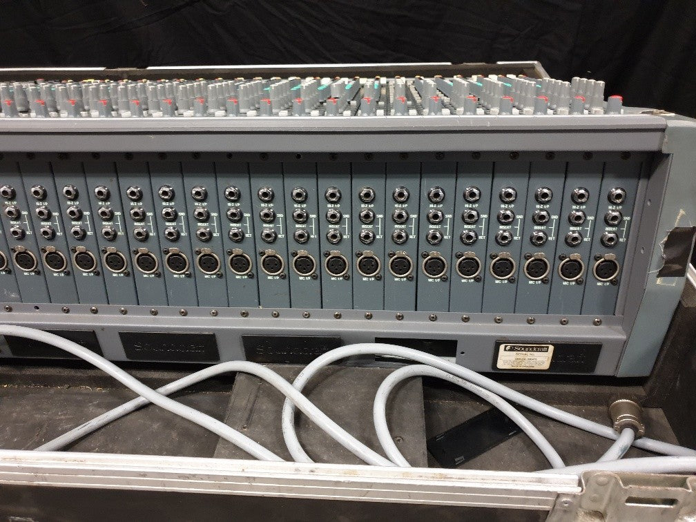 Soundcraft SM12 40-kanaals mengpaneel in flightcase met voeding.