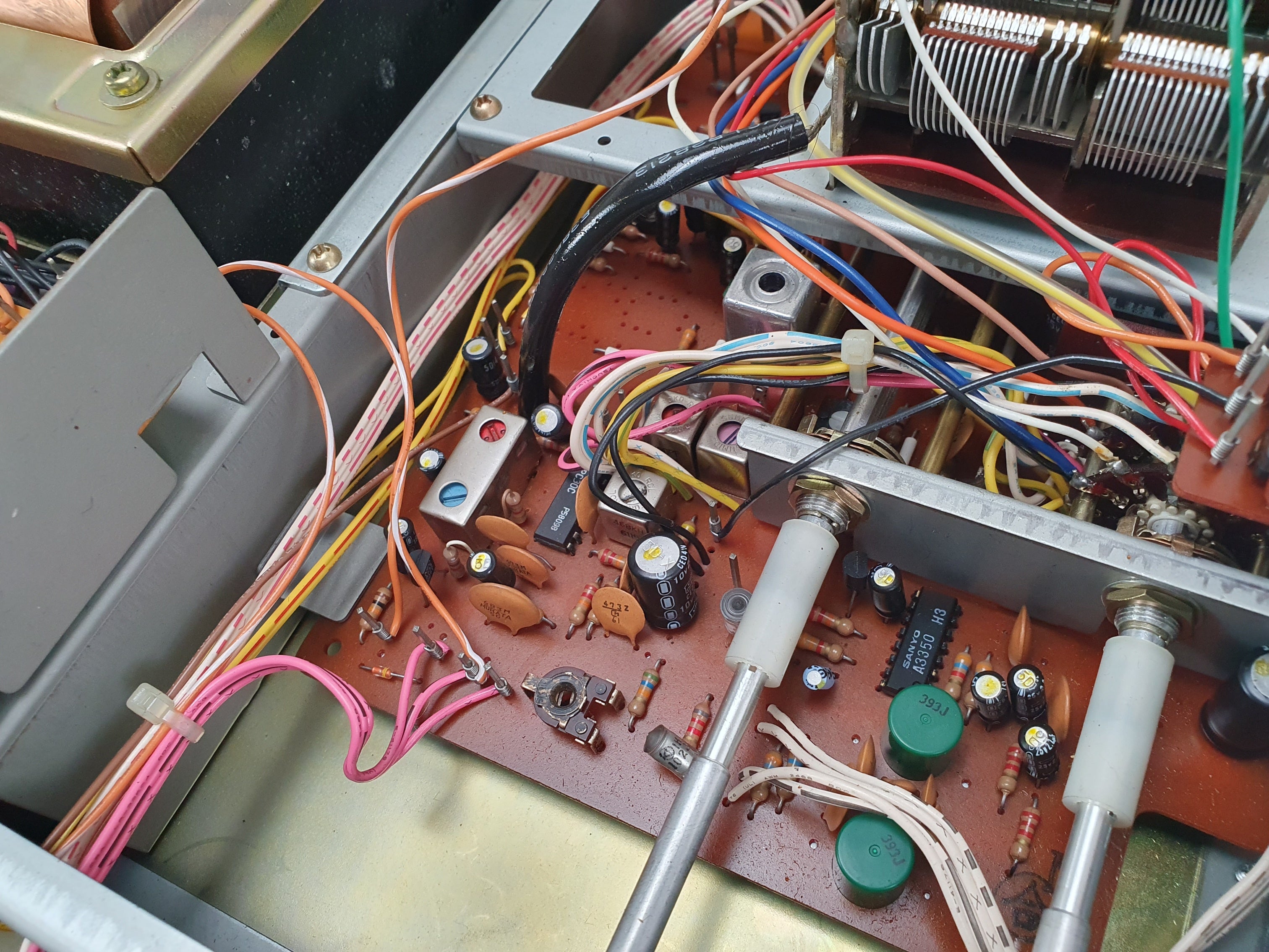 Akai AA-1020L, een mooie stereo-ontvanger, is volledig nagekeken en onderhouden.