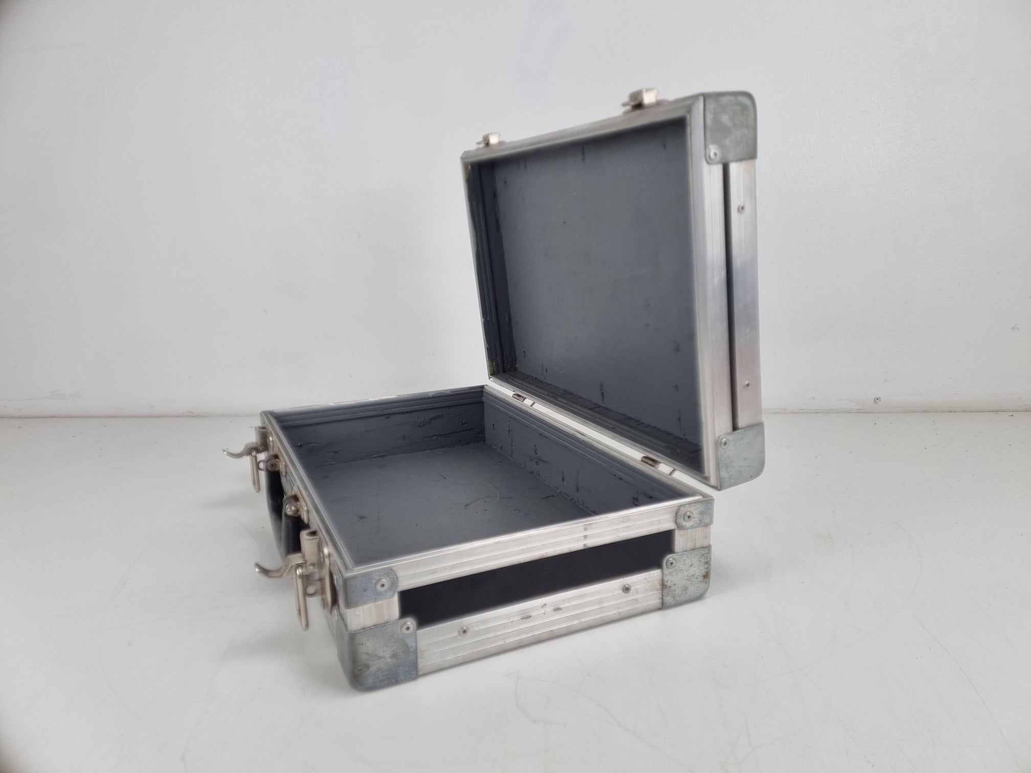 Stevige flightcase/roadcase - Ideaal voor het opbergen van microfoons enz.
