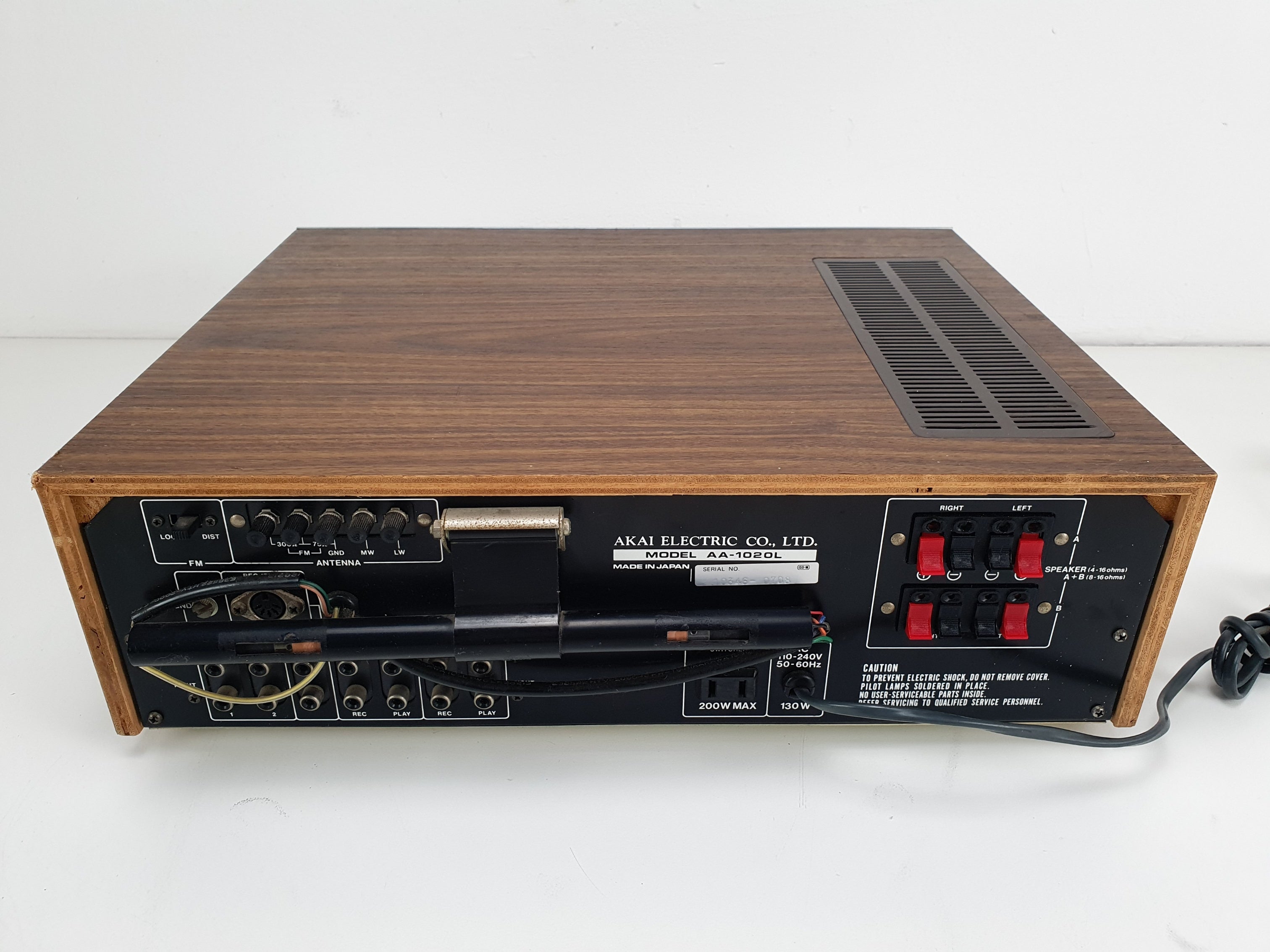 Akai AA-1020L, een mooie stereo-ontvanger, is volledig nagekeken en onderhouden.