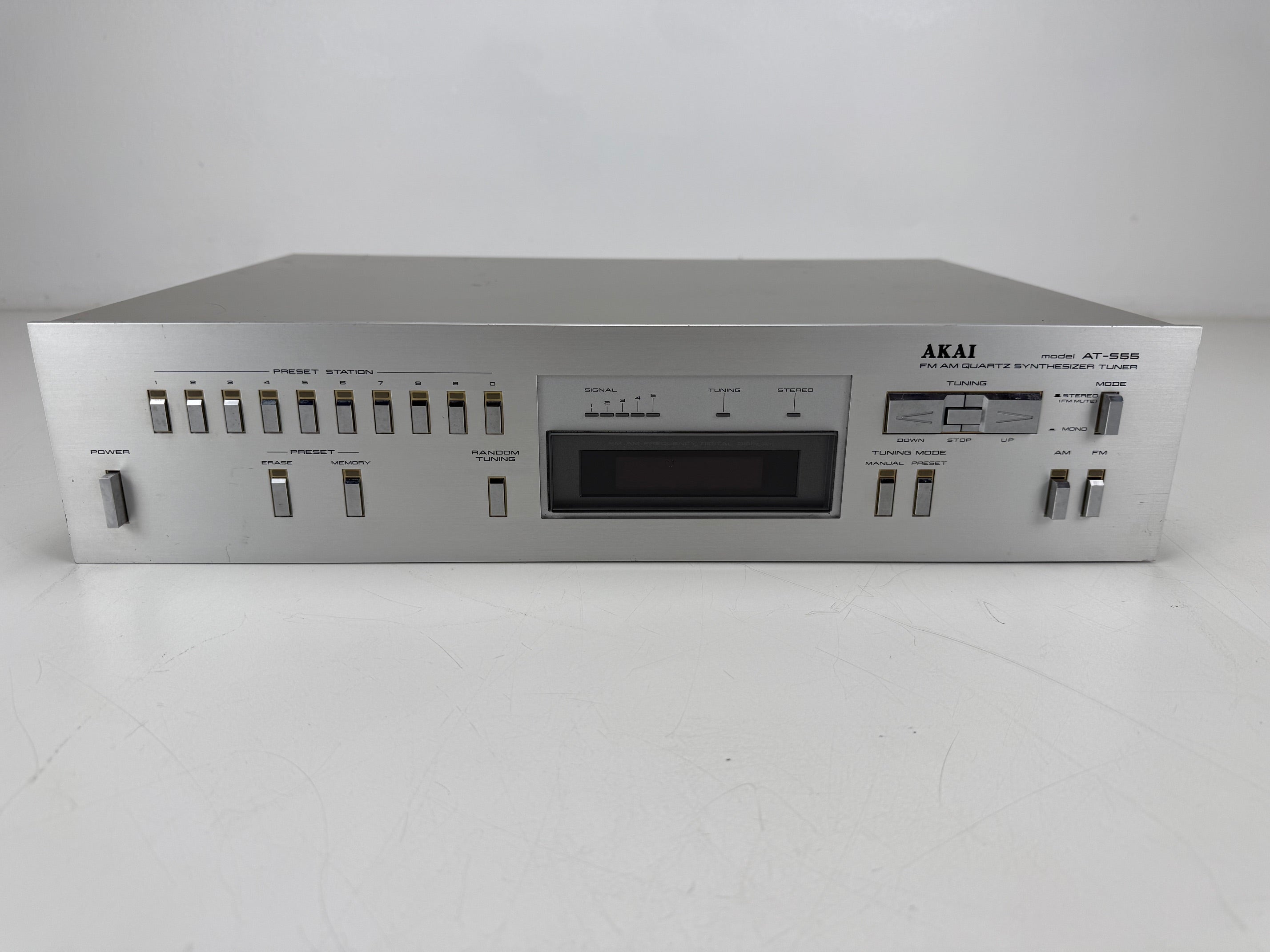 Akai Model AT-S55 FM/AM kwarts synthesizer tuner