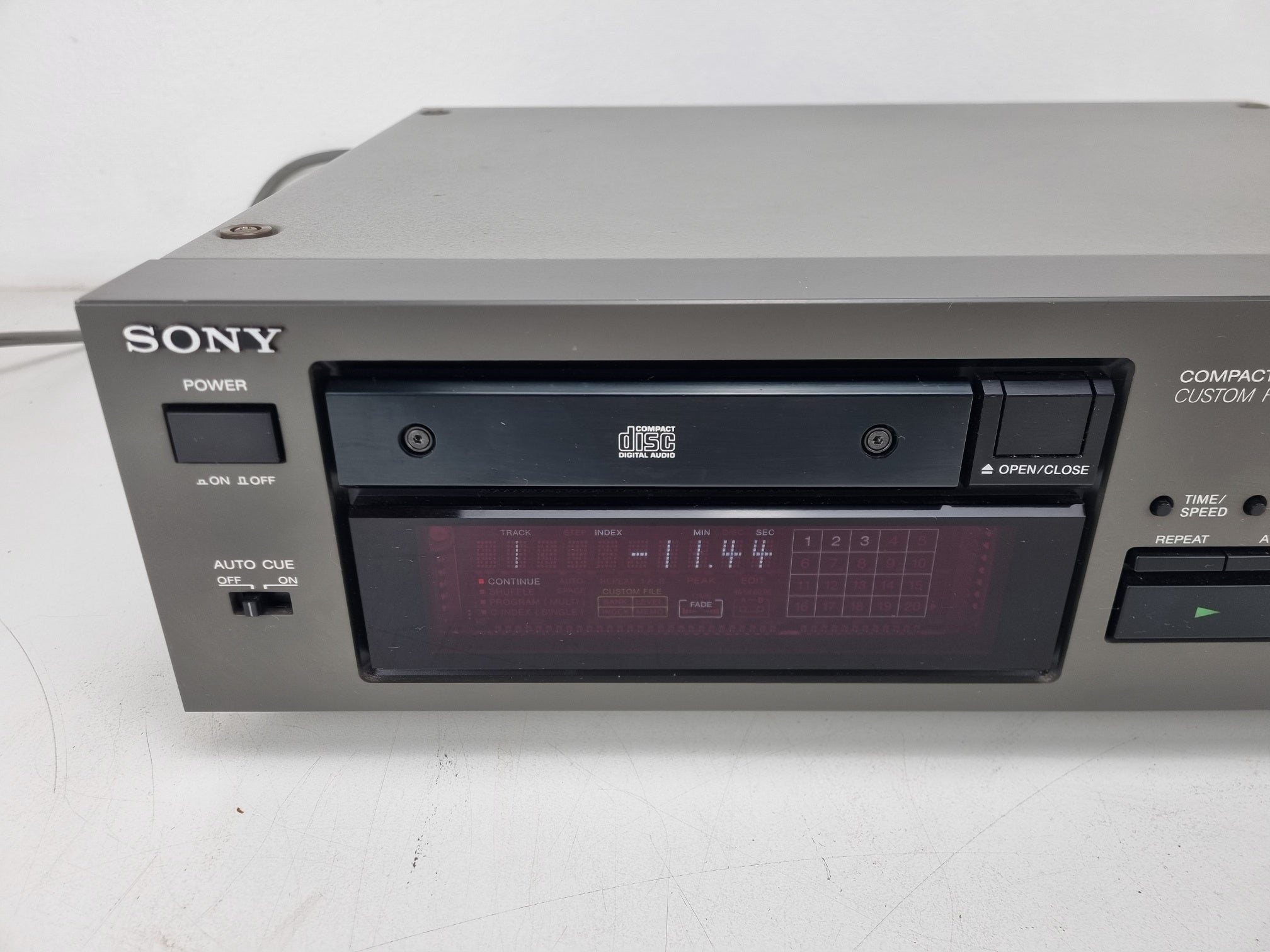 Sony CDP-2700 - Pro compact disc-speler - XLR-uitgang - In zeer goede staat