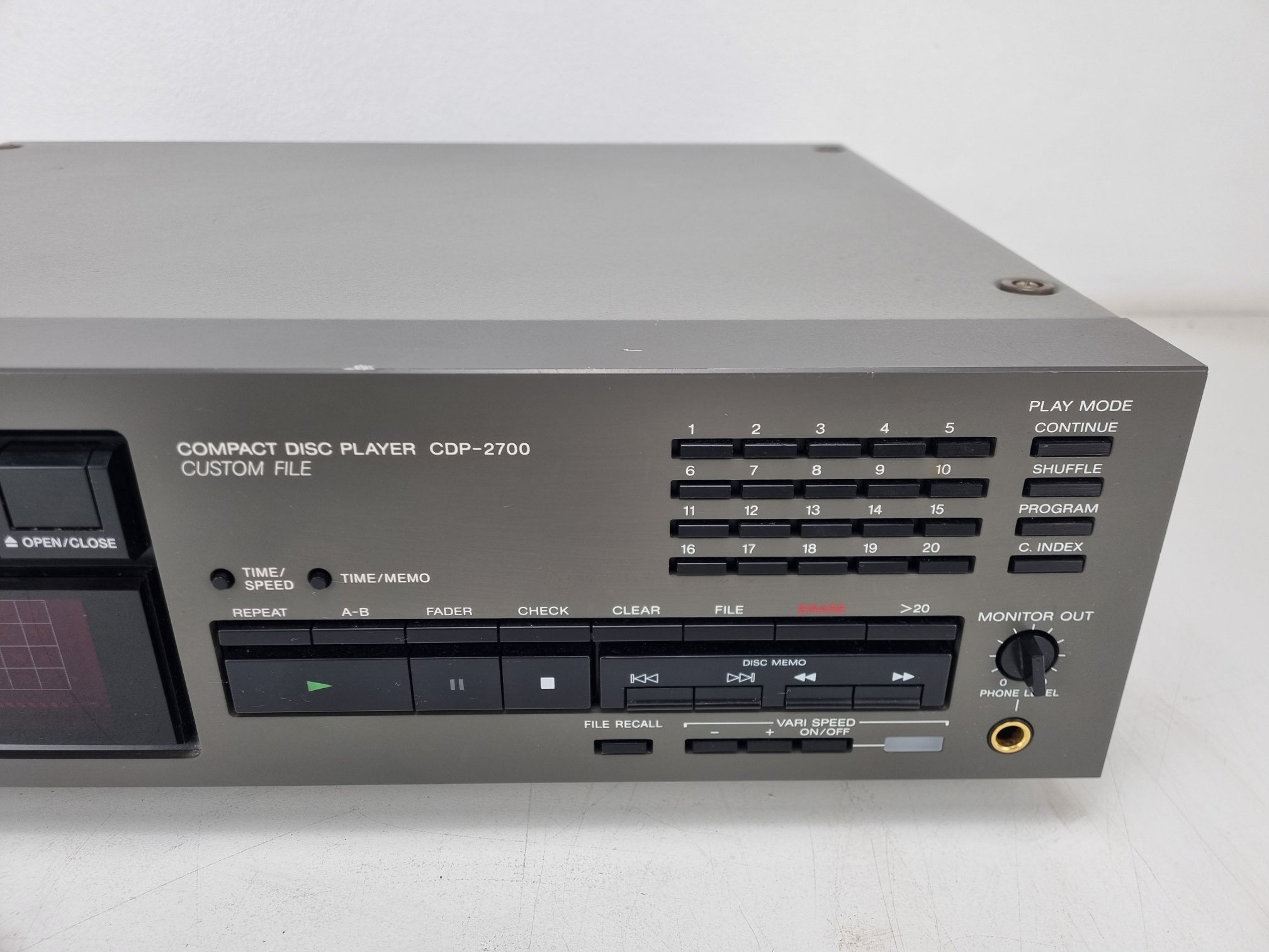 Sony CDP-2700 - Pro compact disc-speler - XLR-uitgang - In zeer goede staat