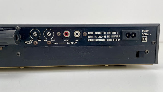 Akai AT-V04 AM/FM stereo digitale synthesizer tuner