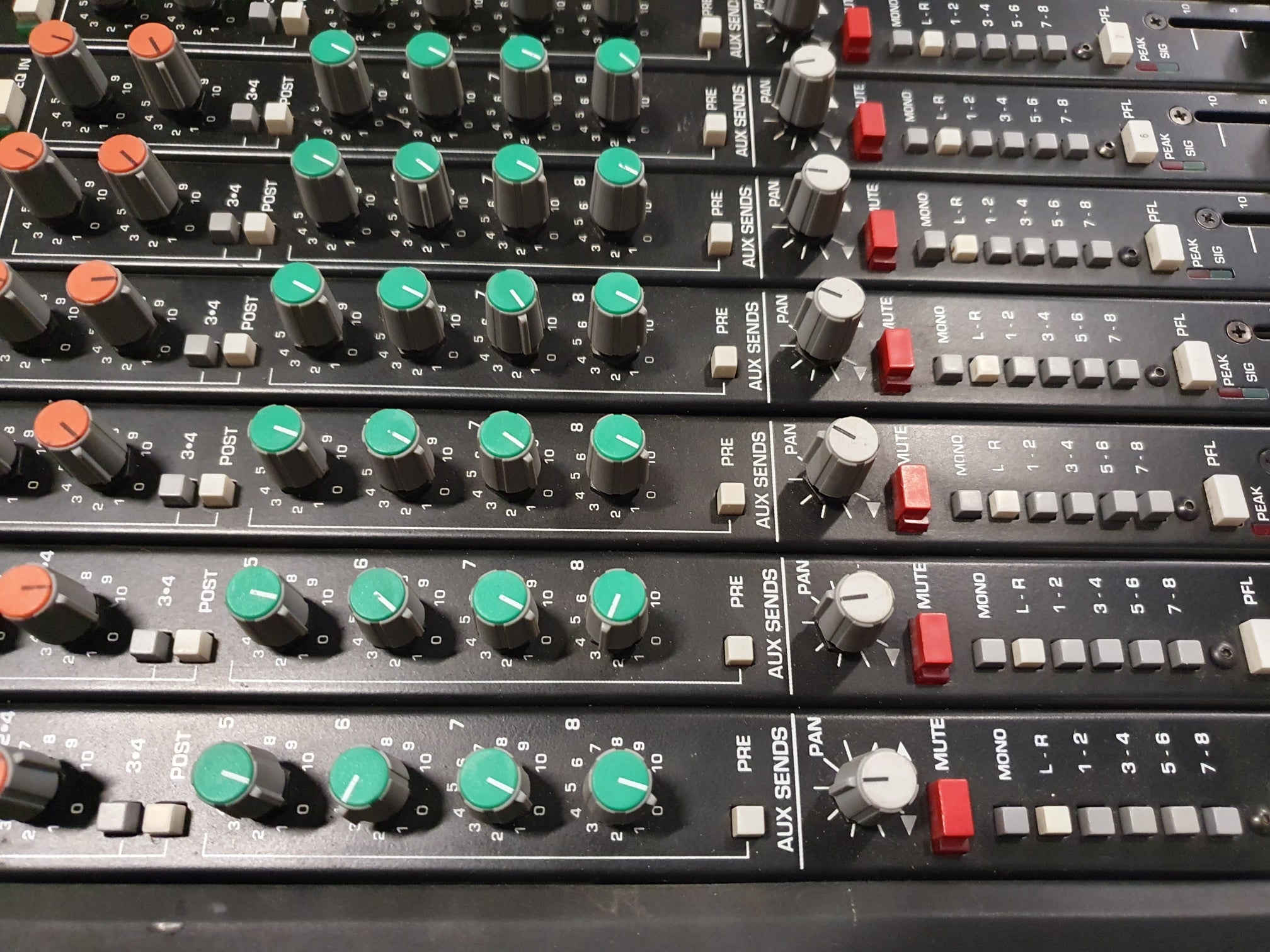 Crest Audio live/studio console - 32-8-2 - Incl PSU and flightcase - Sold as is