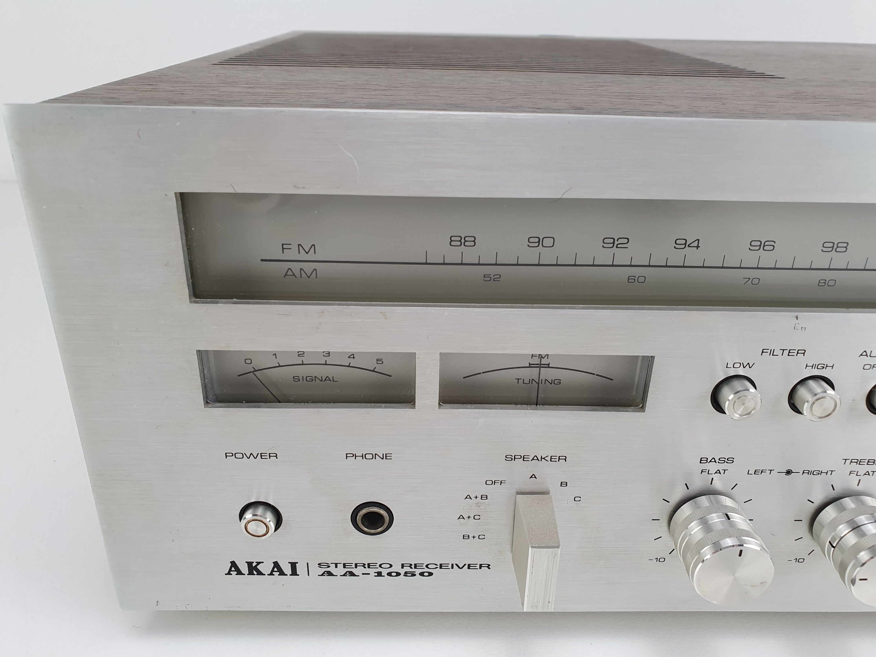 Akai AA-1050 stereo receiver - 35W 4-16Ohm - Volledig werkend