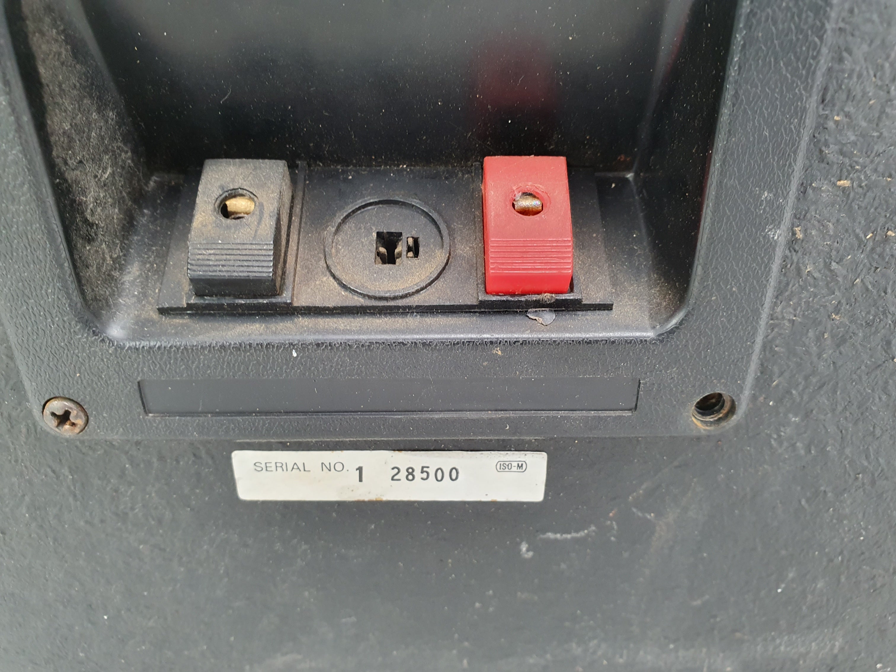 Akai SR-1100 Vintage boekenplankspeakers - Eén werkt niet volledig