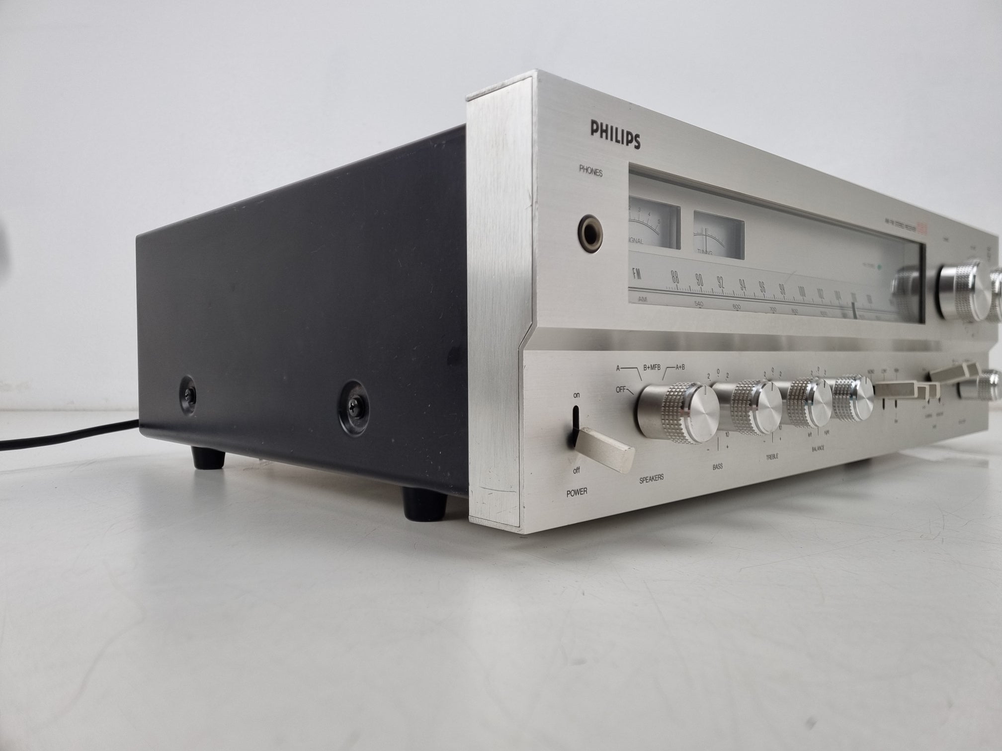 Philips AH-683- AM-FM STEREO RECEIVER- PotsCleaned - Replaced one switch - New lights