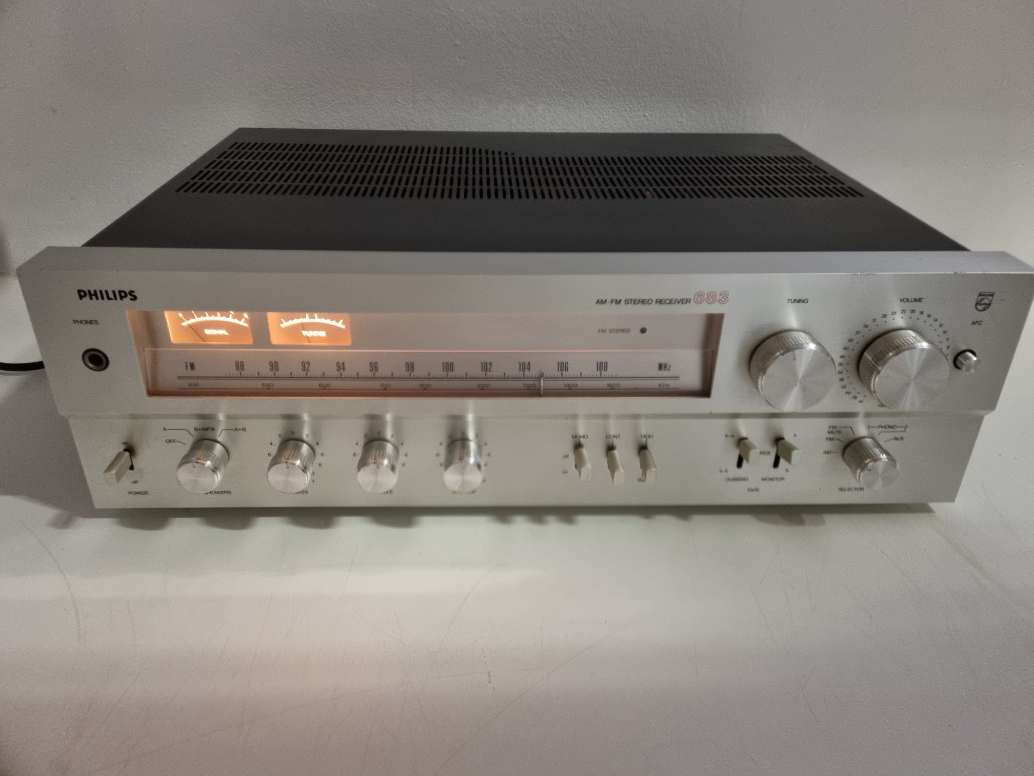 Philips AH-683- AM-FM STEREO RECEIVER- PotsCleaned - Replaced one switch - New lights