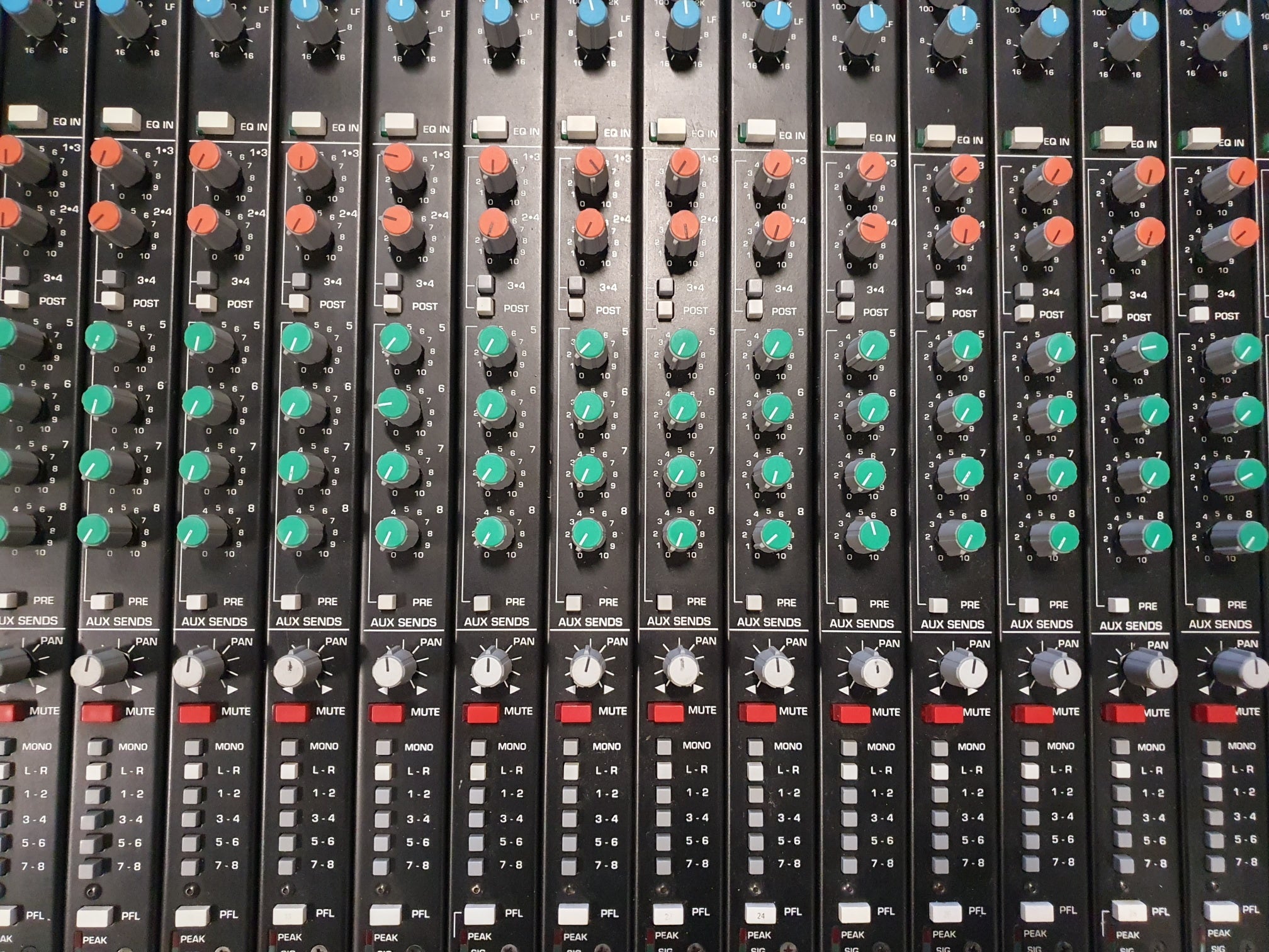 Crest Audio live/studio console - 32-8-2 - Incl PSU and flightcase - Sold as is
