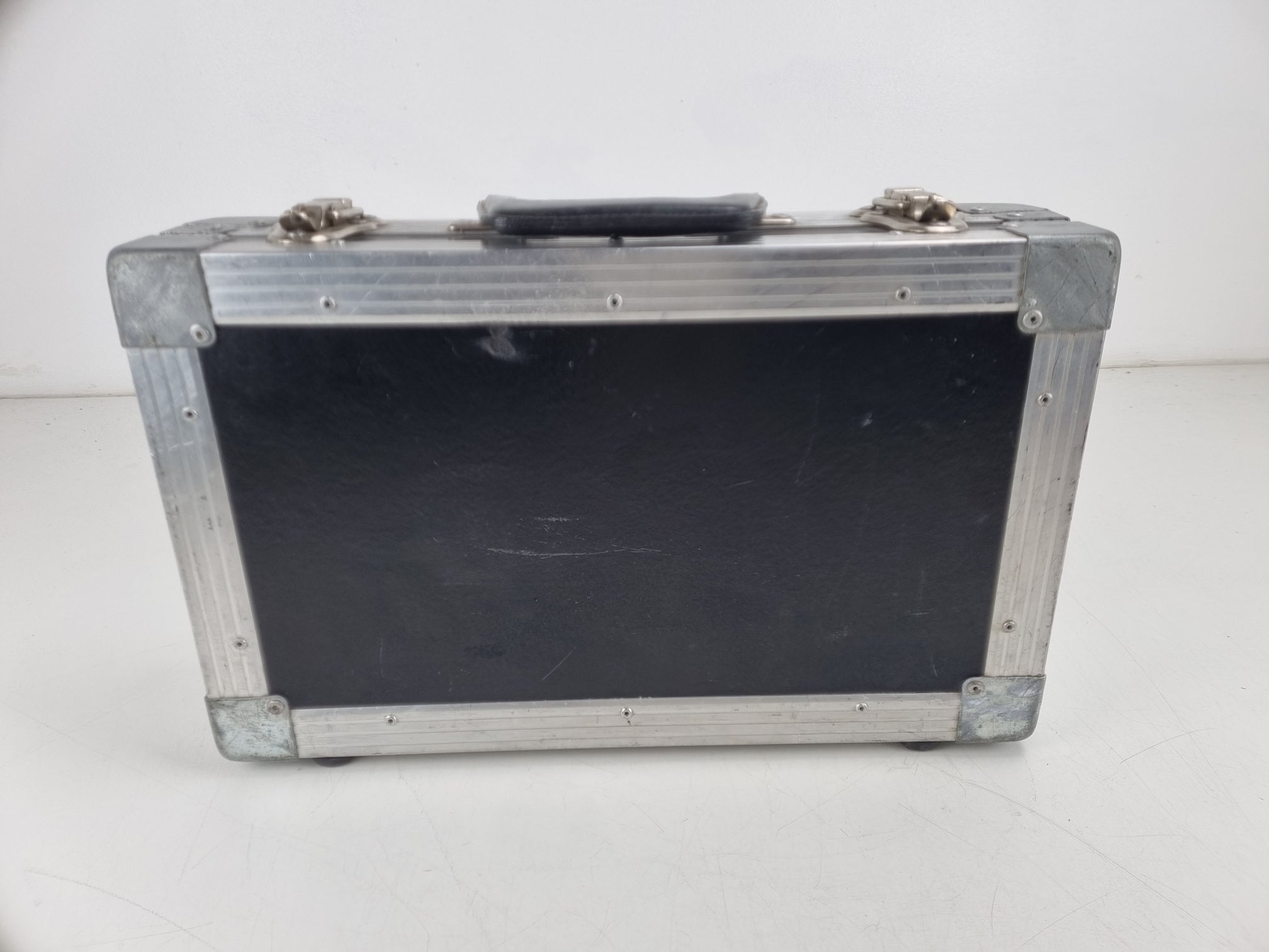 Stevige flightcase/roadcase - Ideaal voor het opbergen van microfoons enz.