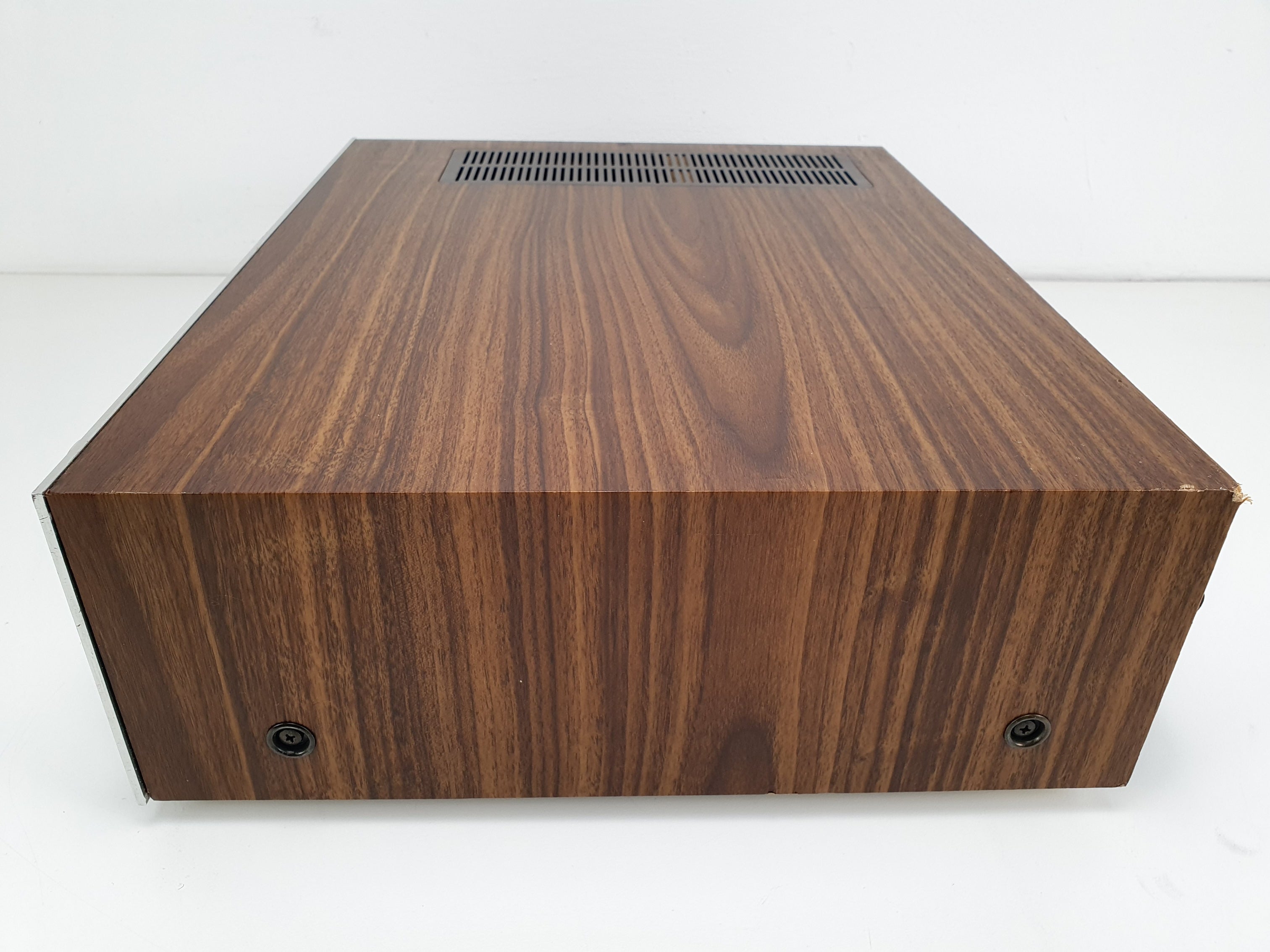 Akai AA-1020L, een mooie stereo-ontvanger, is volledig nagekeken en onderhouden.