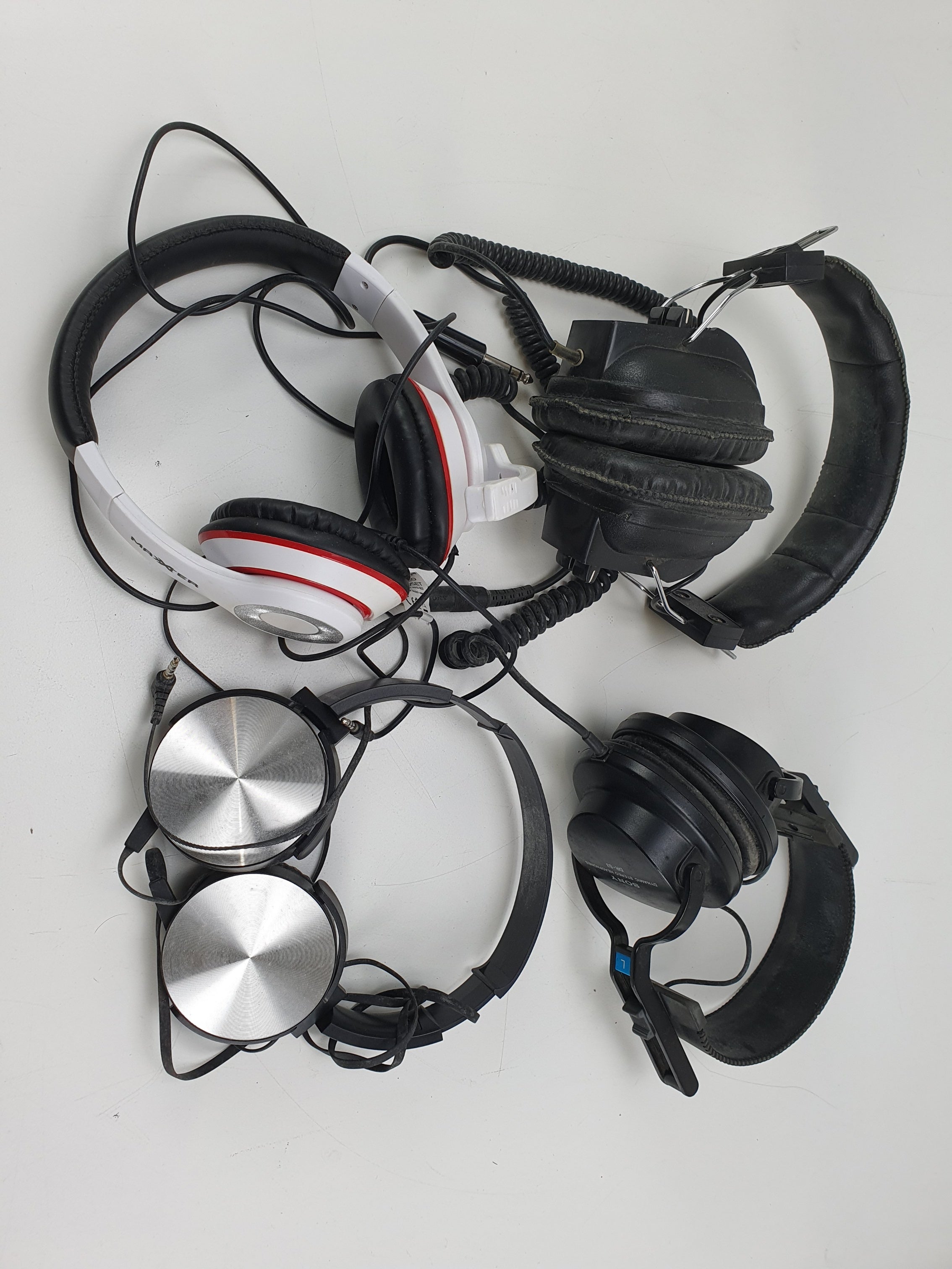 Diverse partij met 4 koptelefoons van verschillende merken - 2 werkend, 2 worden verkocht zoals ze zijn.