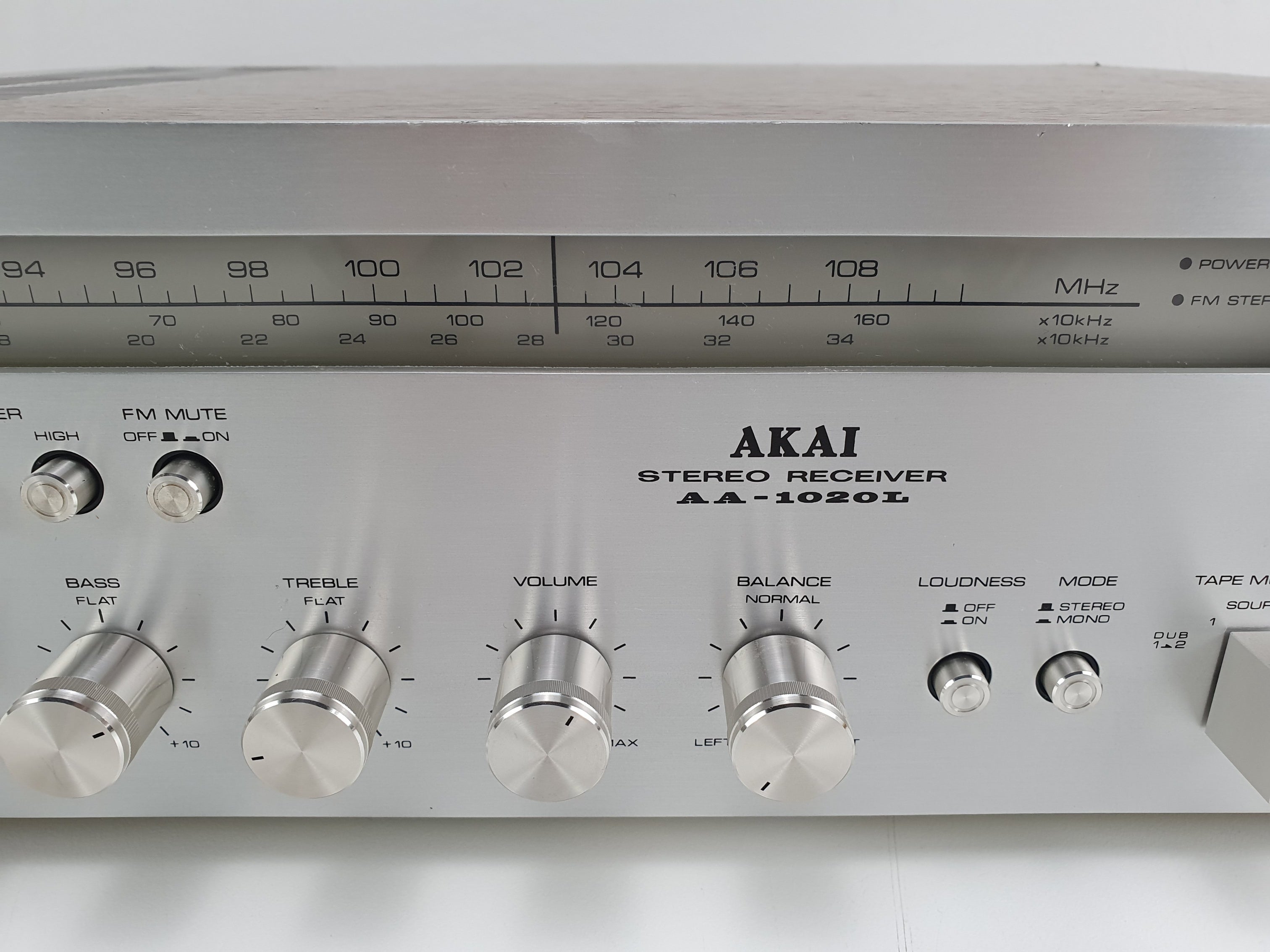 Akai AA-1020L, een mooie stereo-ontvanger, is volledig nagekeken en onderhouden.