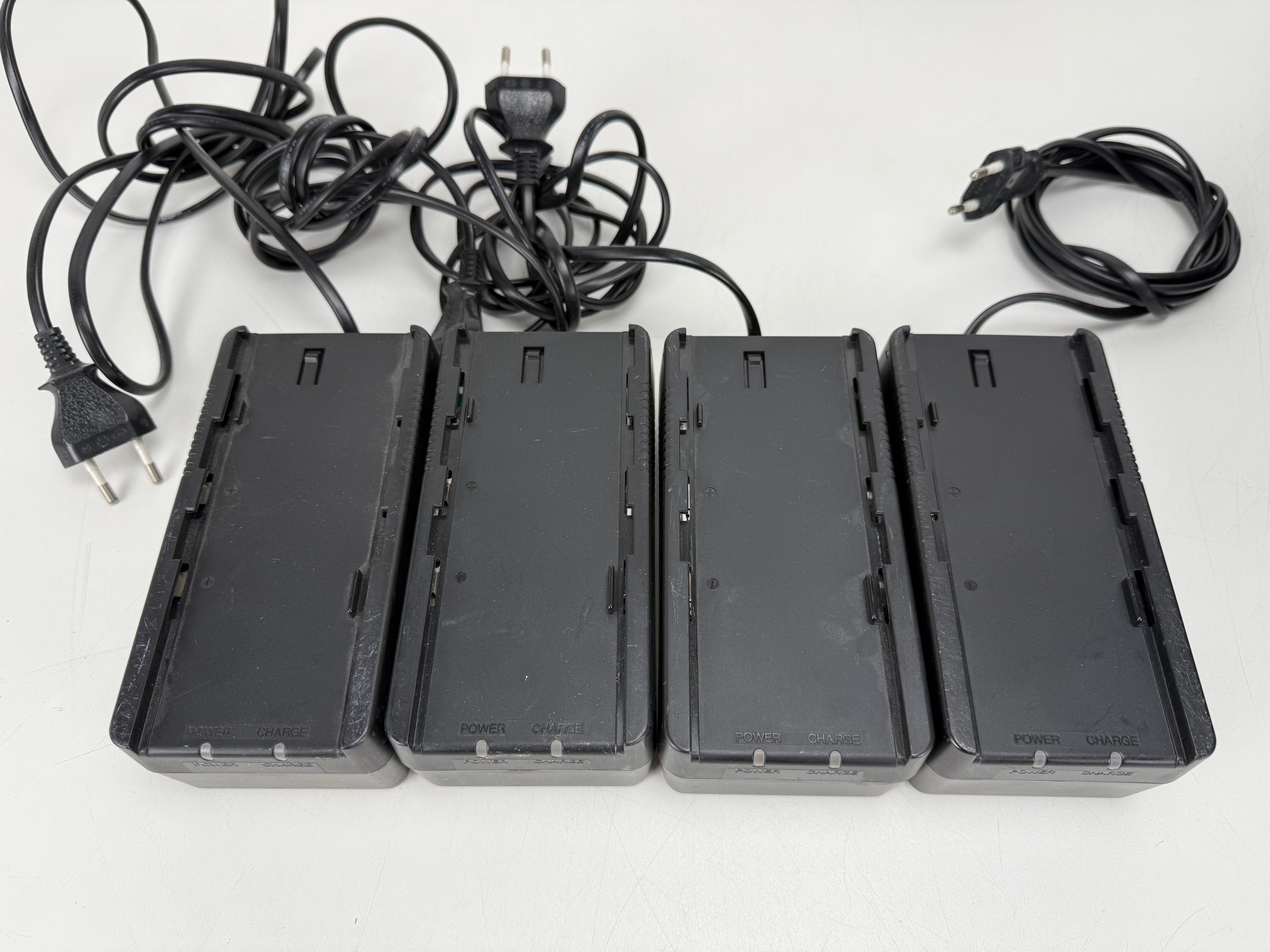 Hitachi VM-2500E set met camcorders, inclusief 1 accu en 4 adapters.