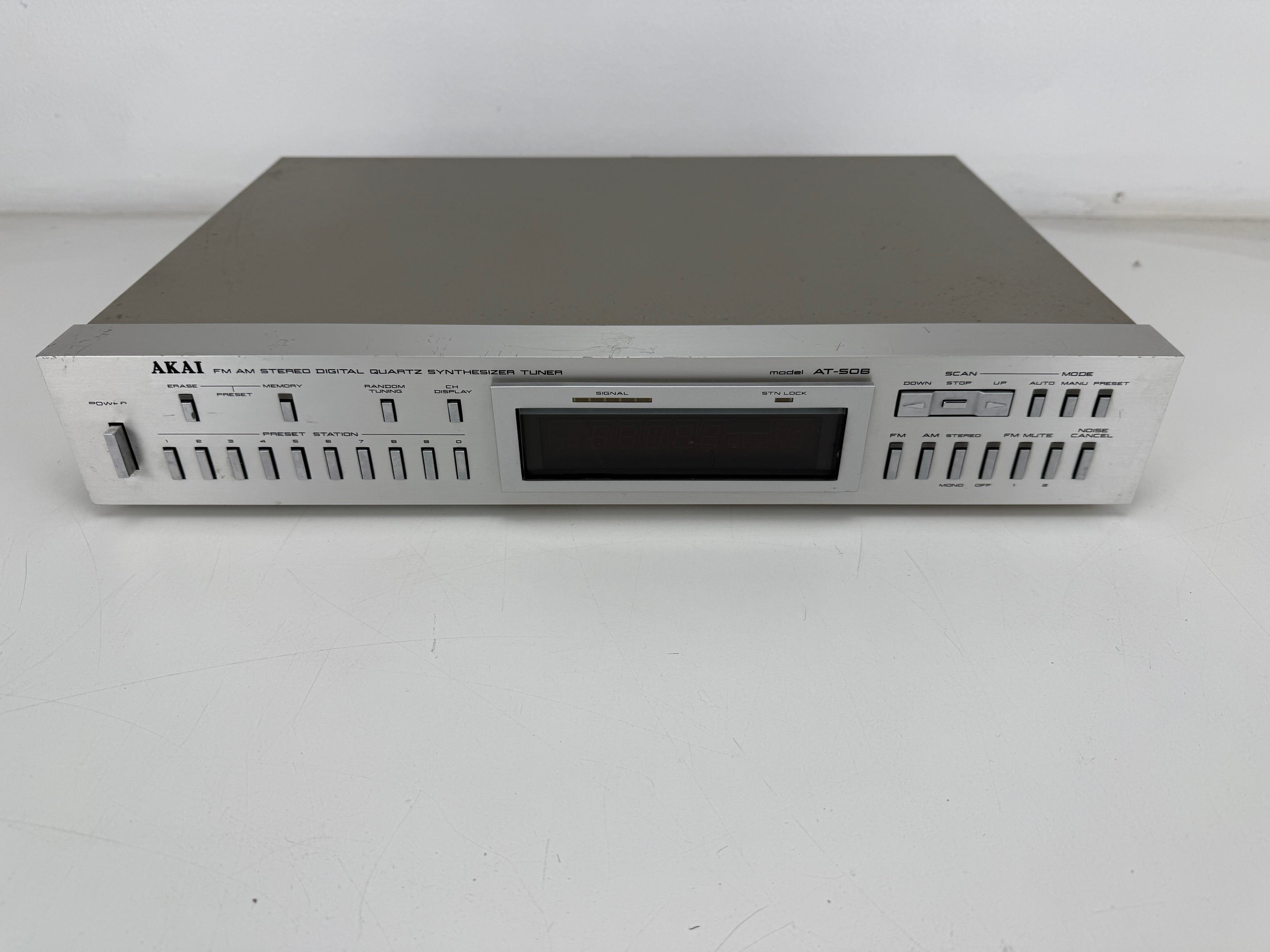 Akai AT-506 FM AM Stereo Digitale Kwarts Synthesizer Tuner