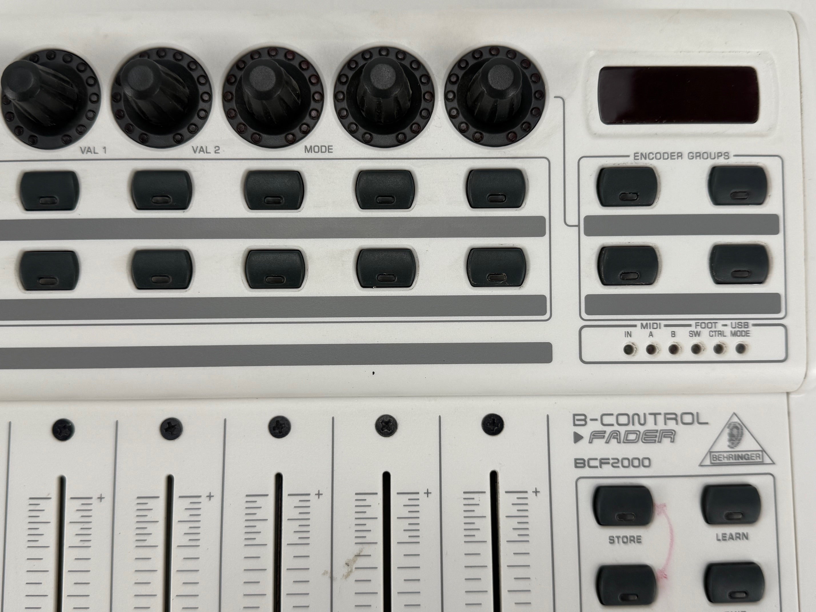 Behringer BCF2000 8-kanaals gemotoriseerde fader mixer/MIDI-controller