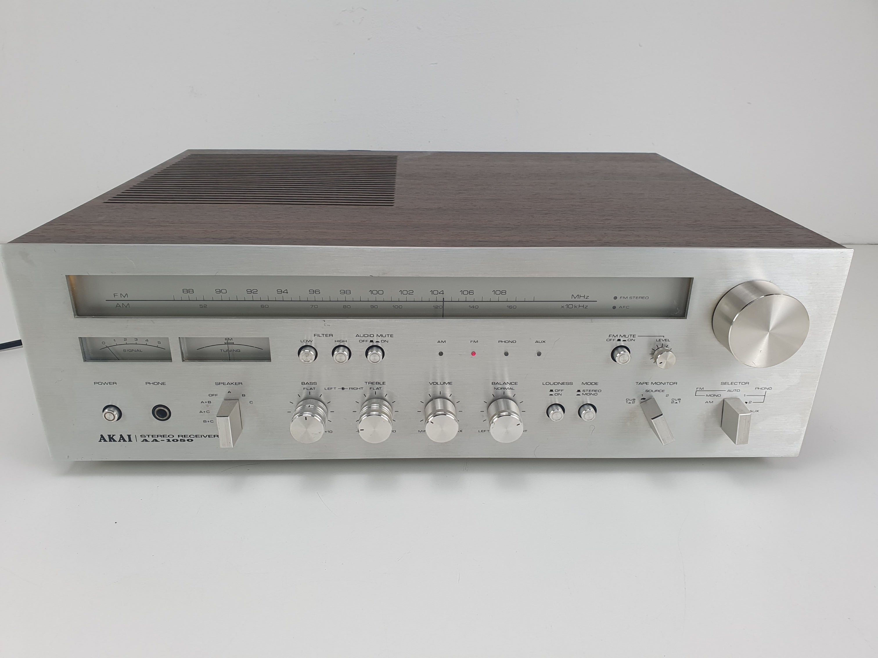 Akai AA-1050 stereo receiver - 35W 4-16Ohm - Volledig werkend