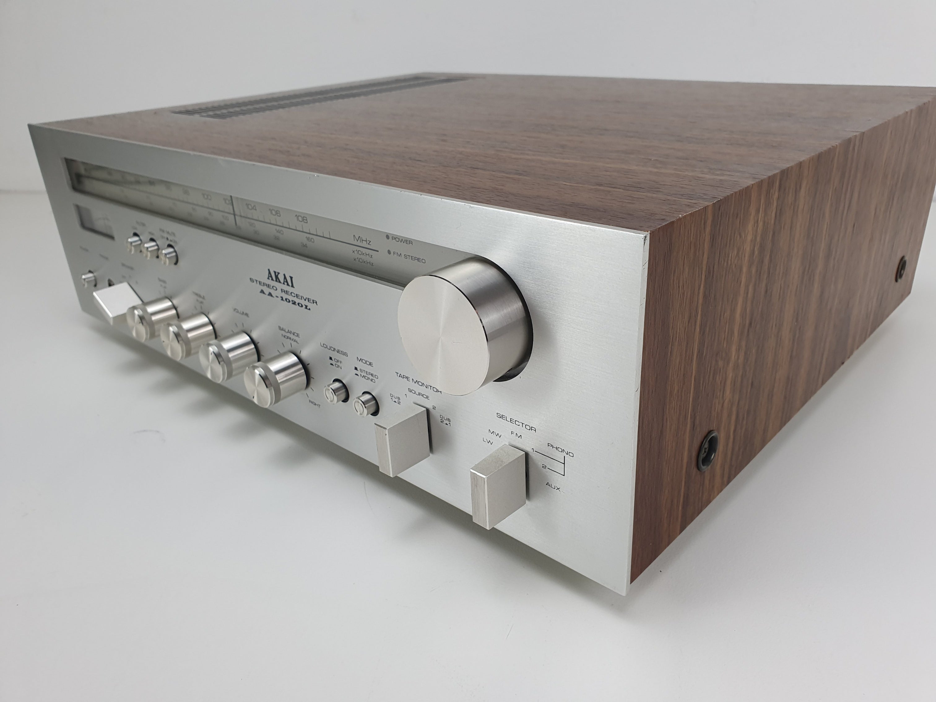 Akai AA-1020L, een mooie stereo-ontvanger, is volledig nagekeken en onderhouden.