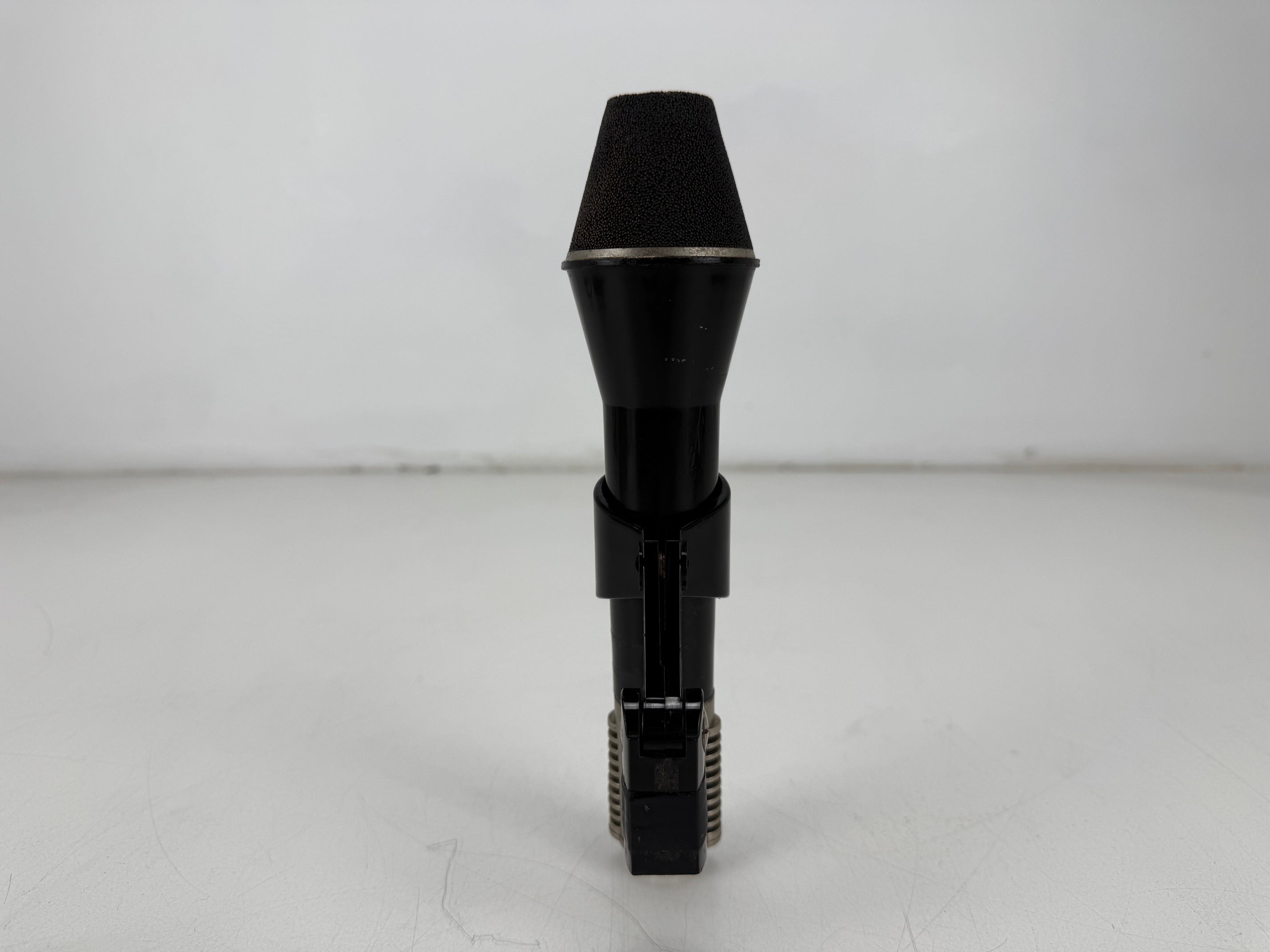 AKG D 202 CS dynamische microfoon met dubbele capsule, inclusief koffer en DIN-naar-XLR-connector.