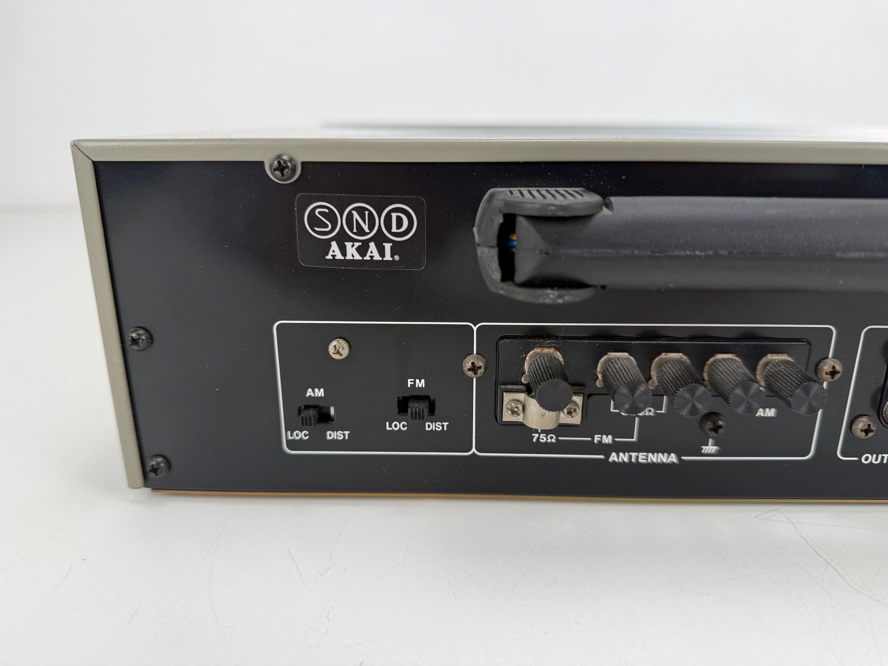 Akai Model AT - S55 FM / AM Quartz Synthesizer Tuner