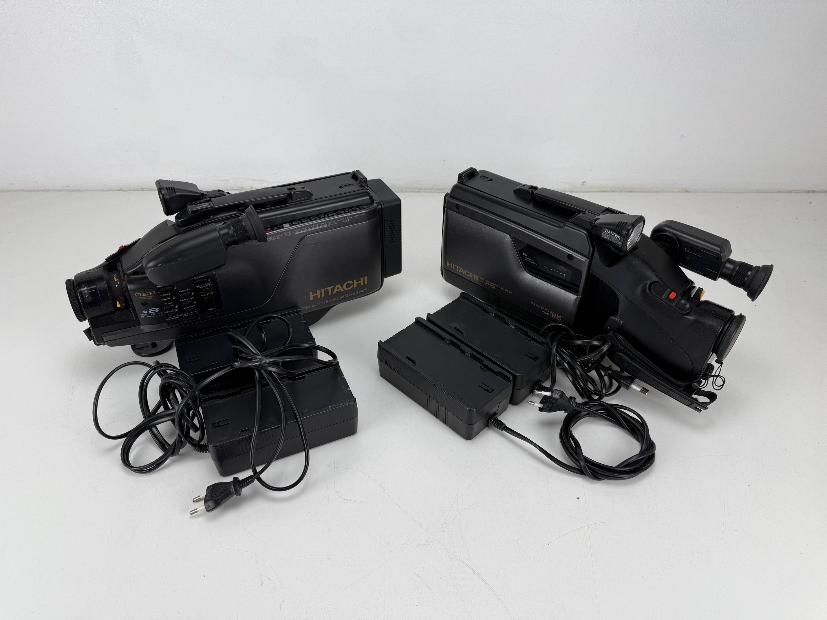 Hitachi VM-2500E set met camcorders, inclusief 1 accu en 4 adapters.