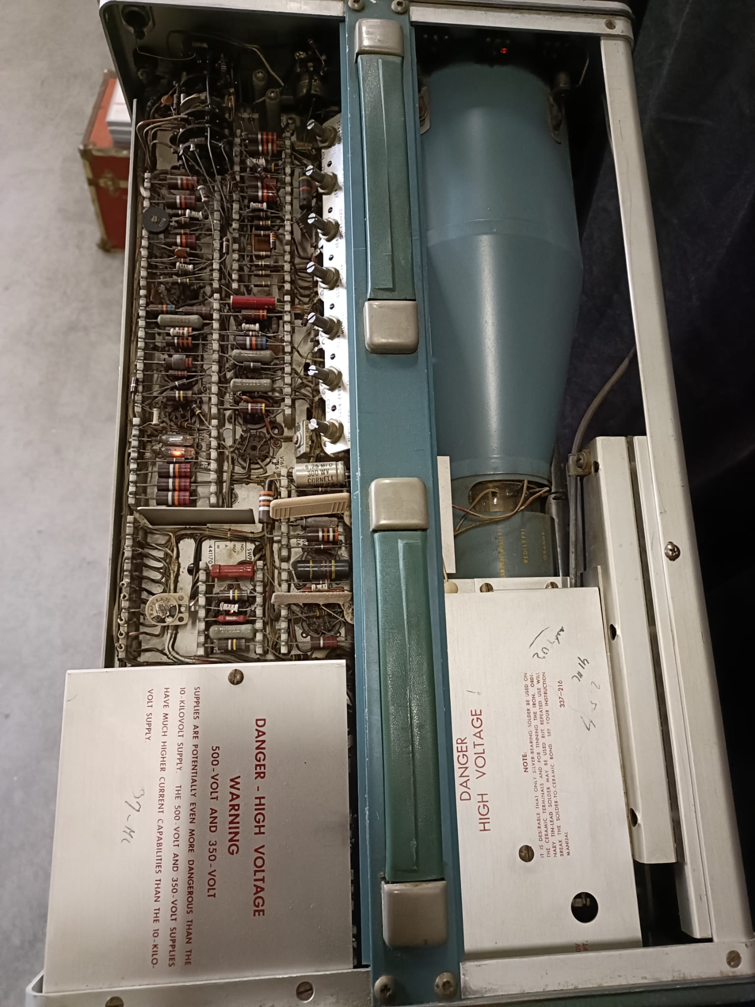 Tektronix 551 Dual Beam Ocilloscope met voeding en mobiele scope