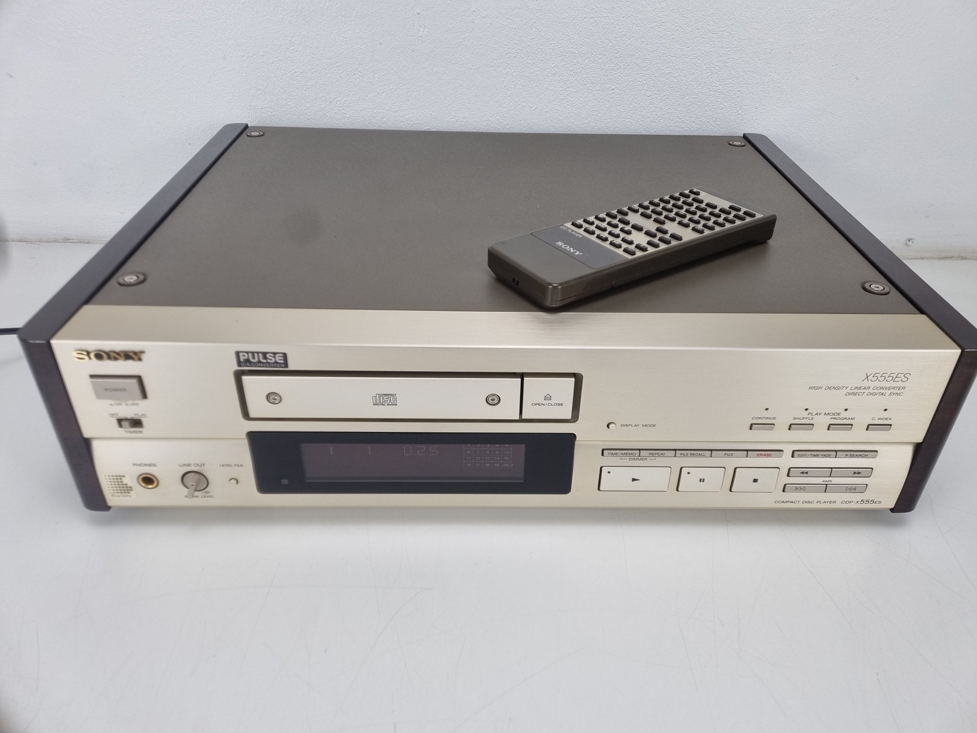 Sony CDP-X555ES cd-speler - Afstandsbediening - Originele doos - Gebruiksaanwijzing - Champagne