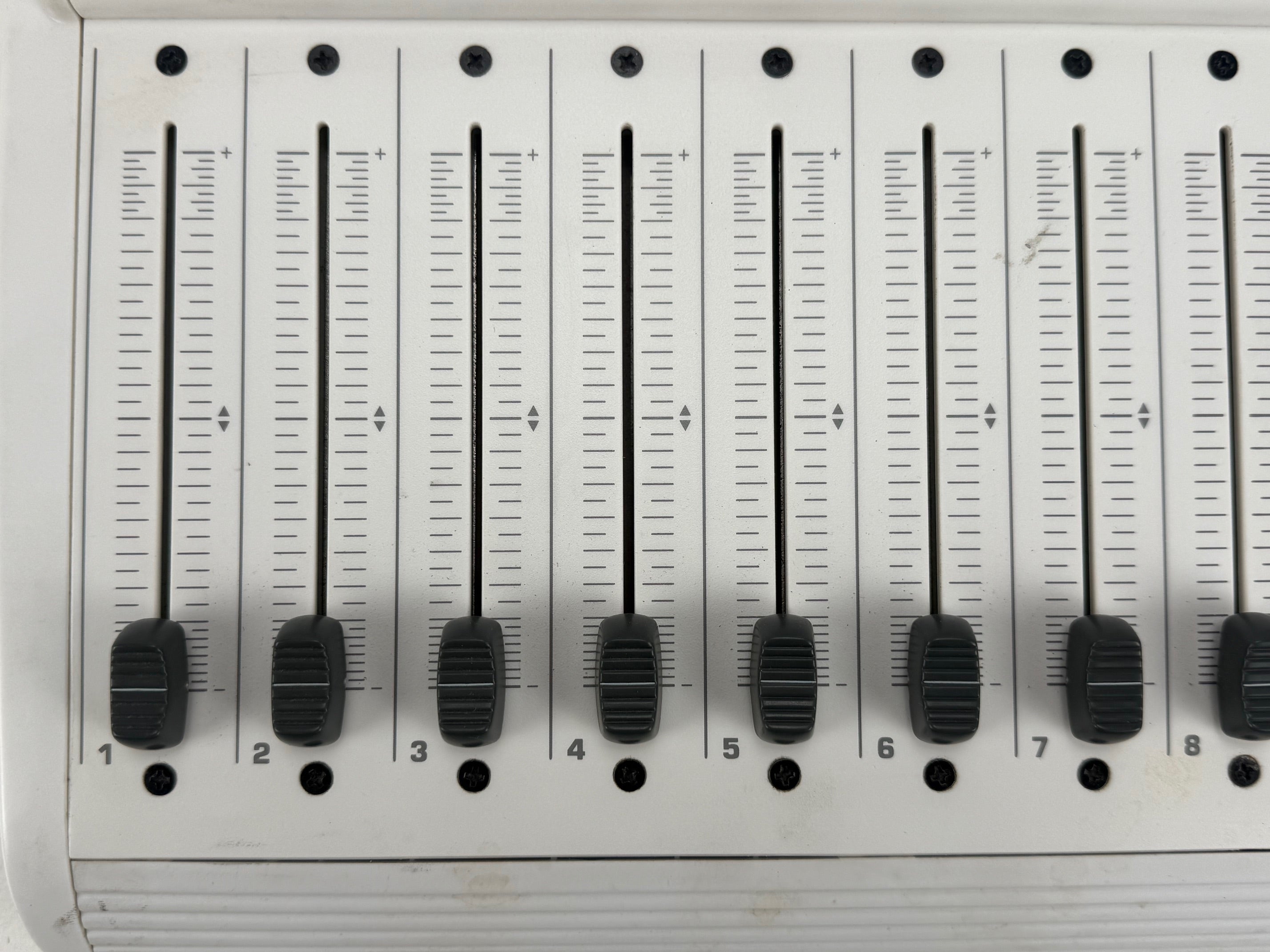 Behringer BCF2000 8-kanaals gemotoriseerde fader mixer/MIDI-controller