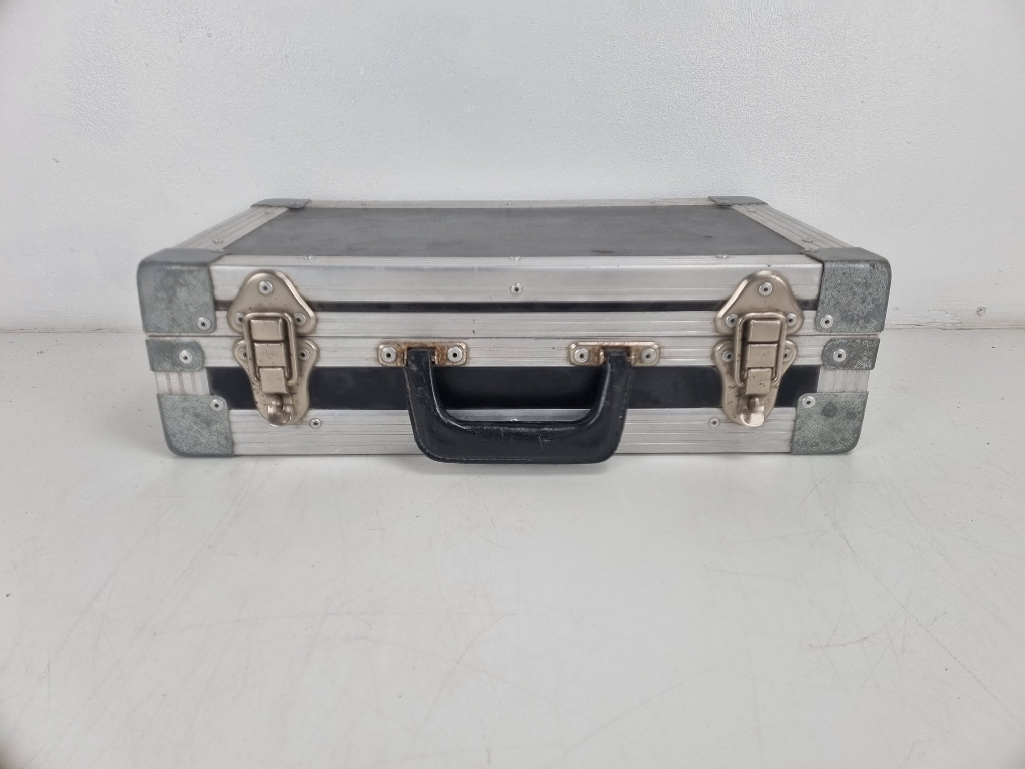 Stevige flightcase/roadcase - Ideaal voor het opbergen van microfoons enz.