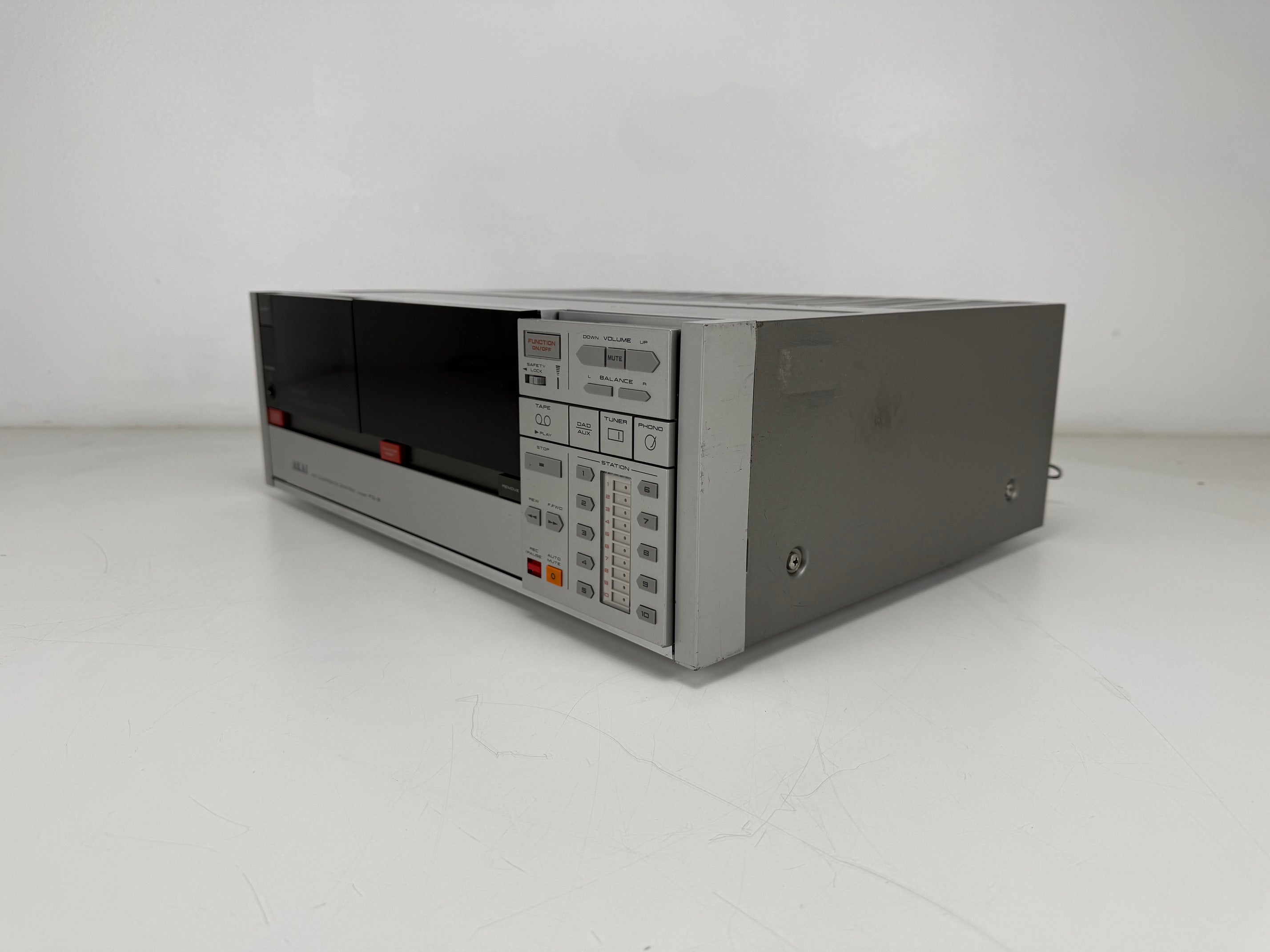 Akai Model FD-3 Hifi composietsysteem - Versterker/tuner/cassette-combinatie