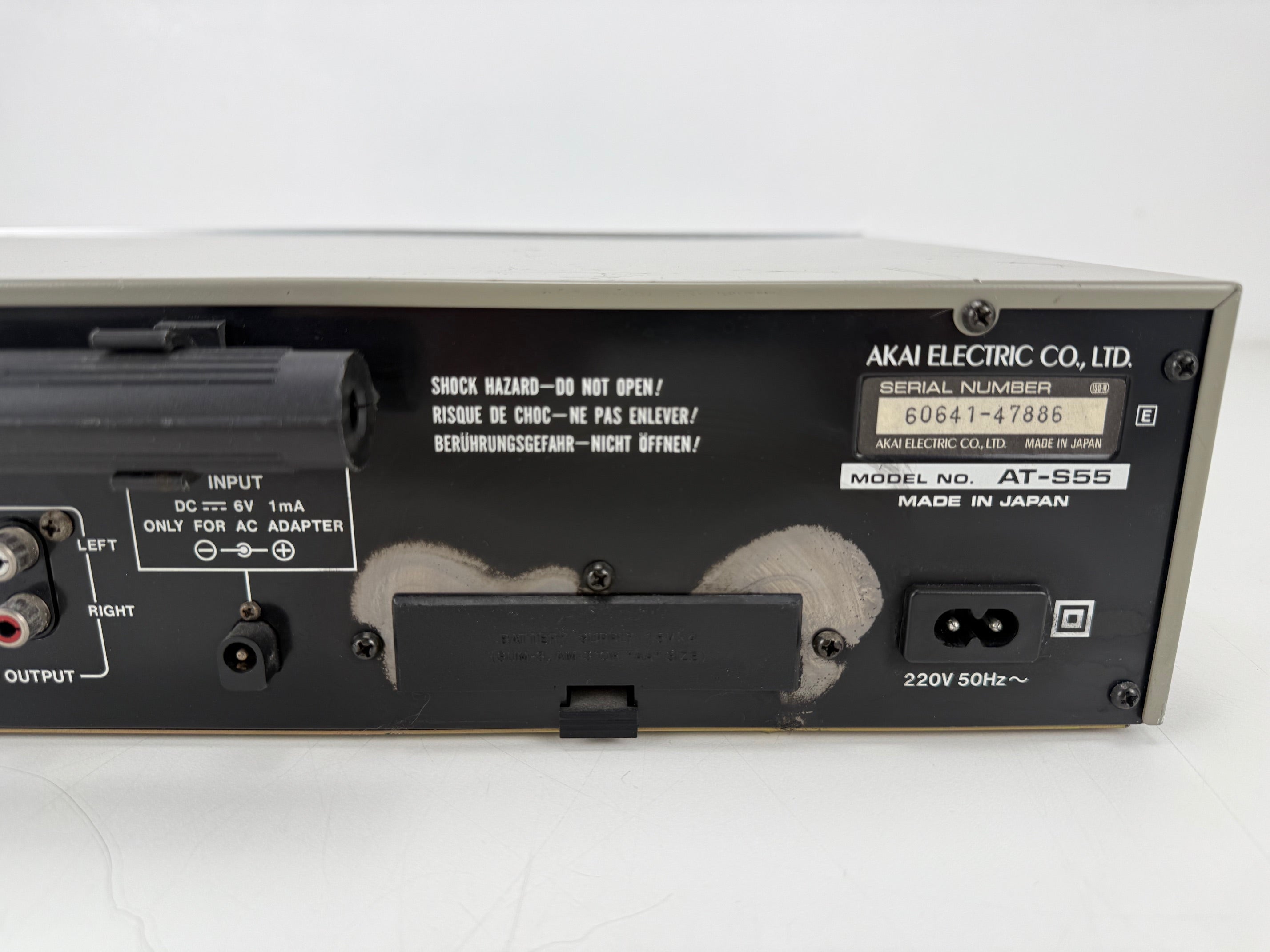Akai Model AT - S55 FM / AM Quartz Synthesizer Tuner