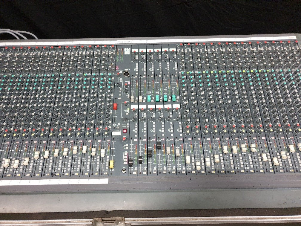 Soundcraft SM12 40-kanaals mengpaneel in flightcase met voeding.
