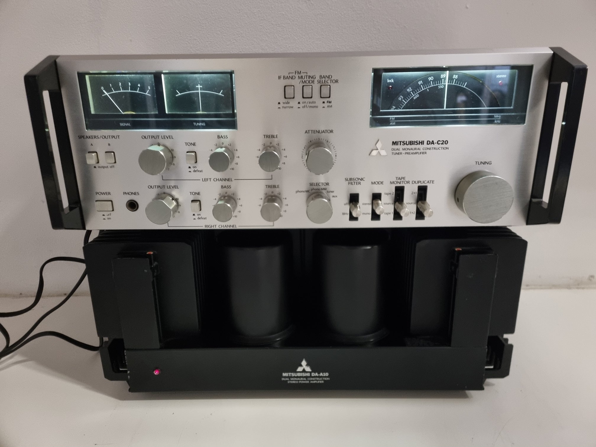 Mitsubishi DA-C20 tuner voorversterker - DA-A10 stereo eindversterker - gereviseerde set