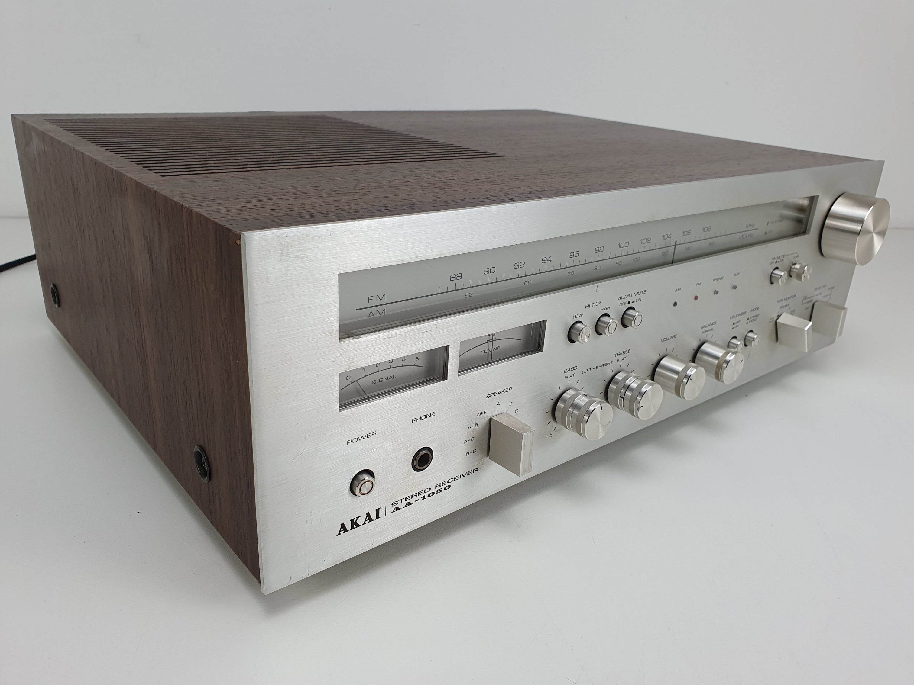 Akai AA-1050 stereo receiver - 35W 4-16Ohm - Volledig werkend
