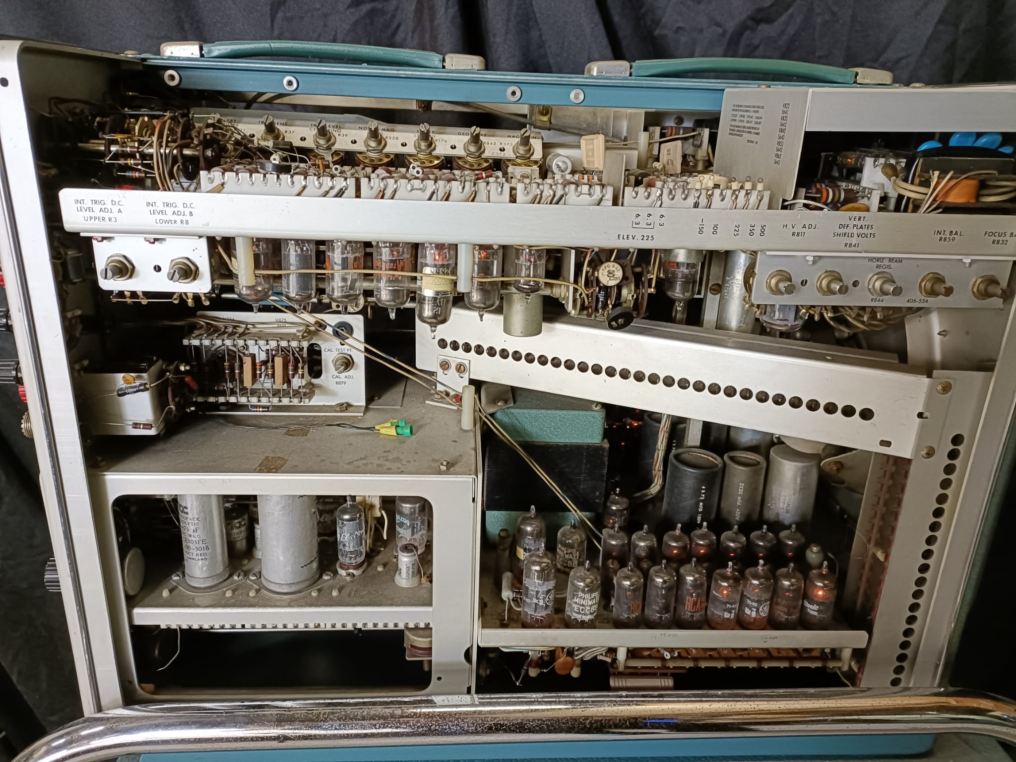 Tektronix 551 Dual Beam Ocilloscope met voeding en mobiele scope