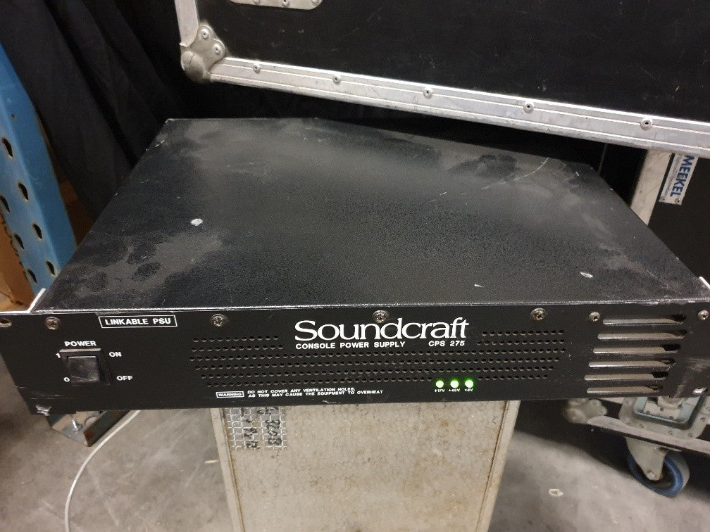 Soundcraft SM12 40-kanaals mengpaneel in flightcase met voeding.