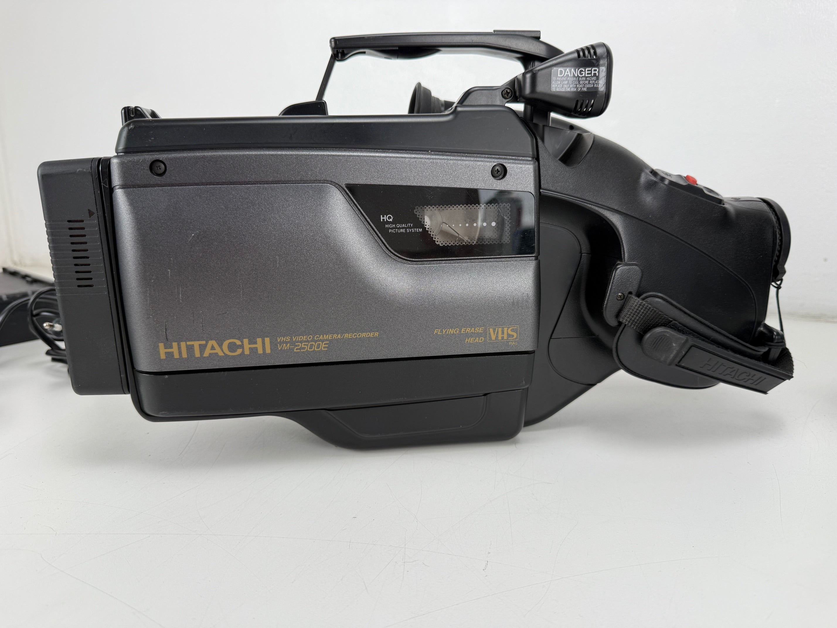 Hitachi VM-2500E set met camcorders, inclusief 1 accu en 4 adapters.