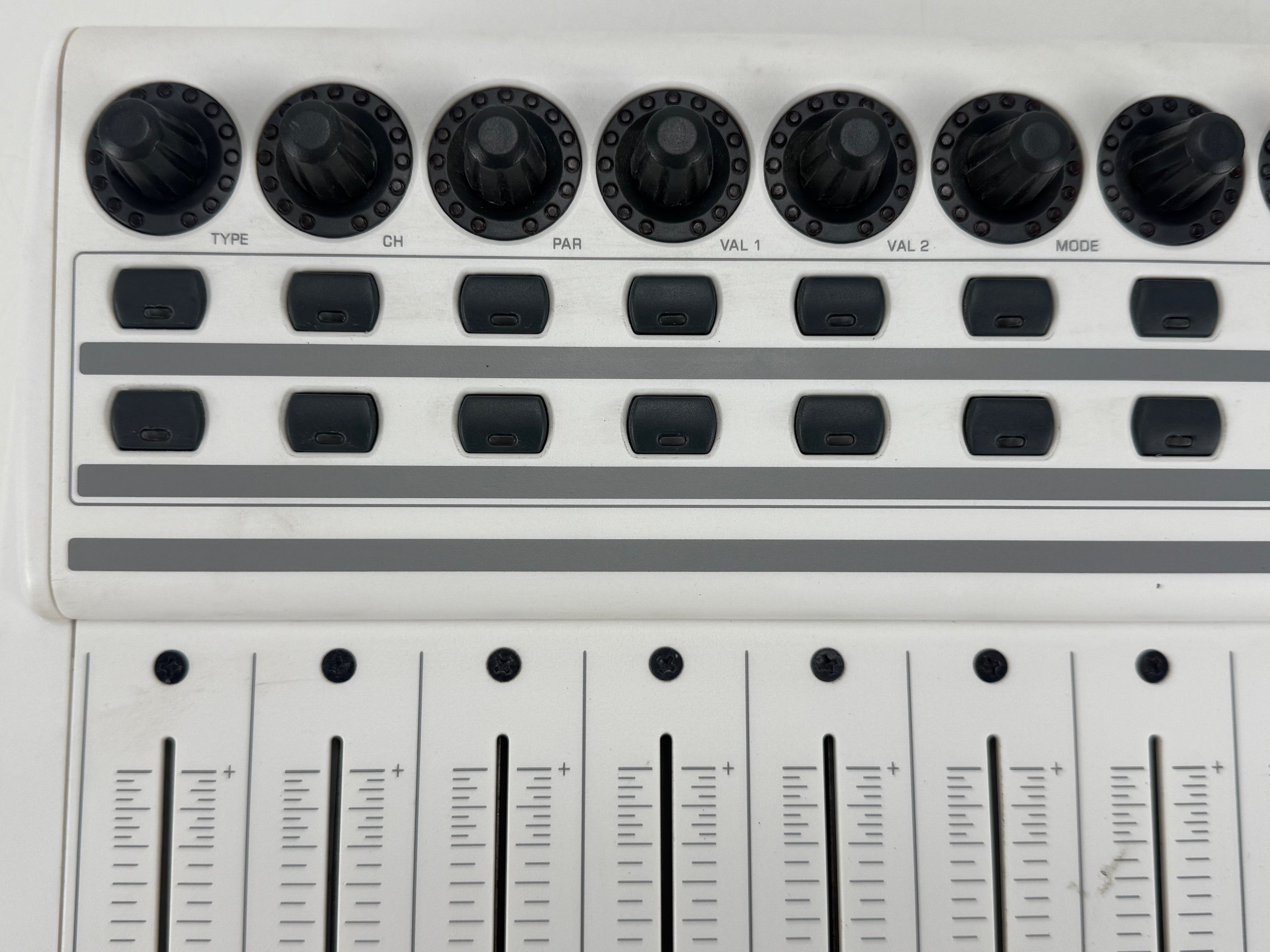 Behringer BCF2000 8-kanaals gemotoriseerde fader mixer/MIDI-controller