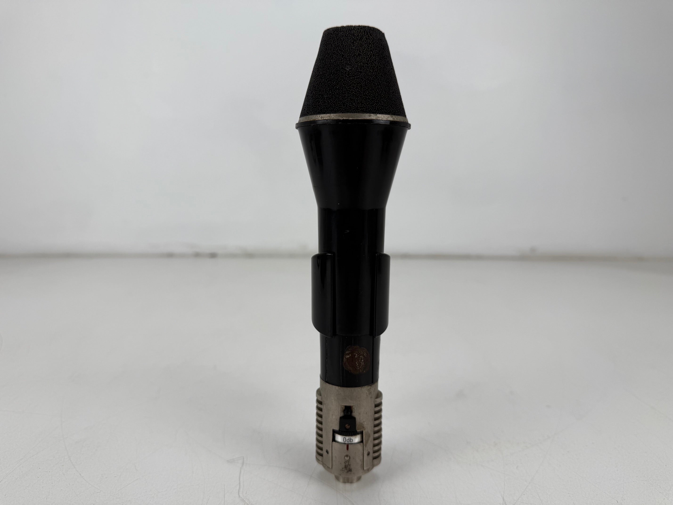 AKG D 202 CS dynamische microfoon met dubbele capsule, inclusief koffer en DIN-naar-XLR-connector.