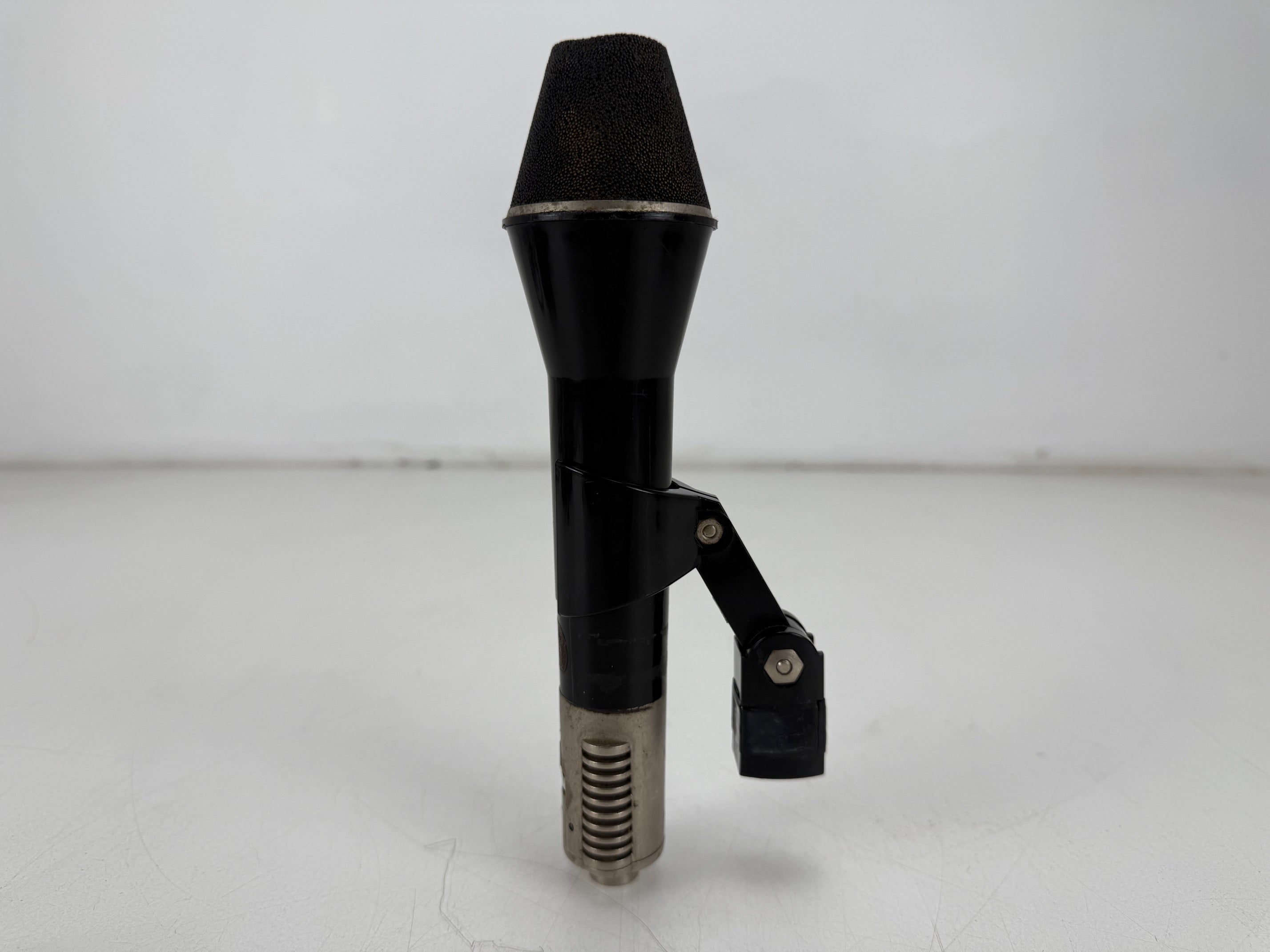 AKG D 202 CS dynamische microfoon met dubbele capsule, inclusief koffer en DIN-naar-XLR-connector.