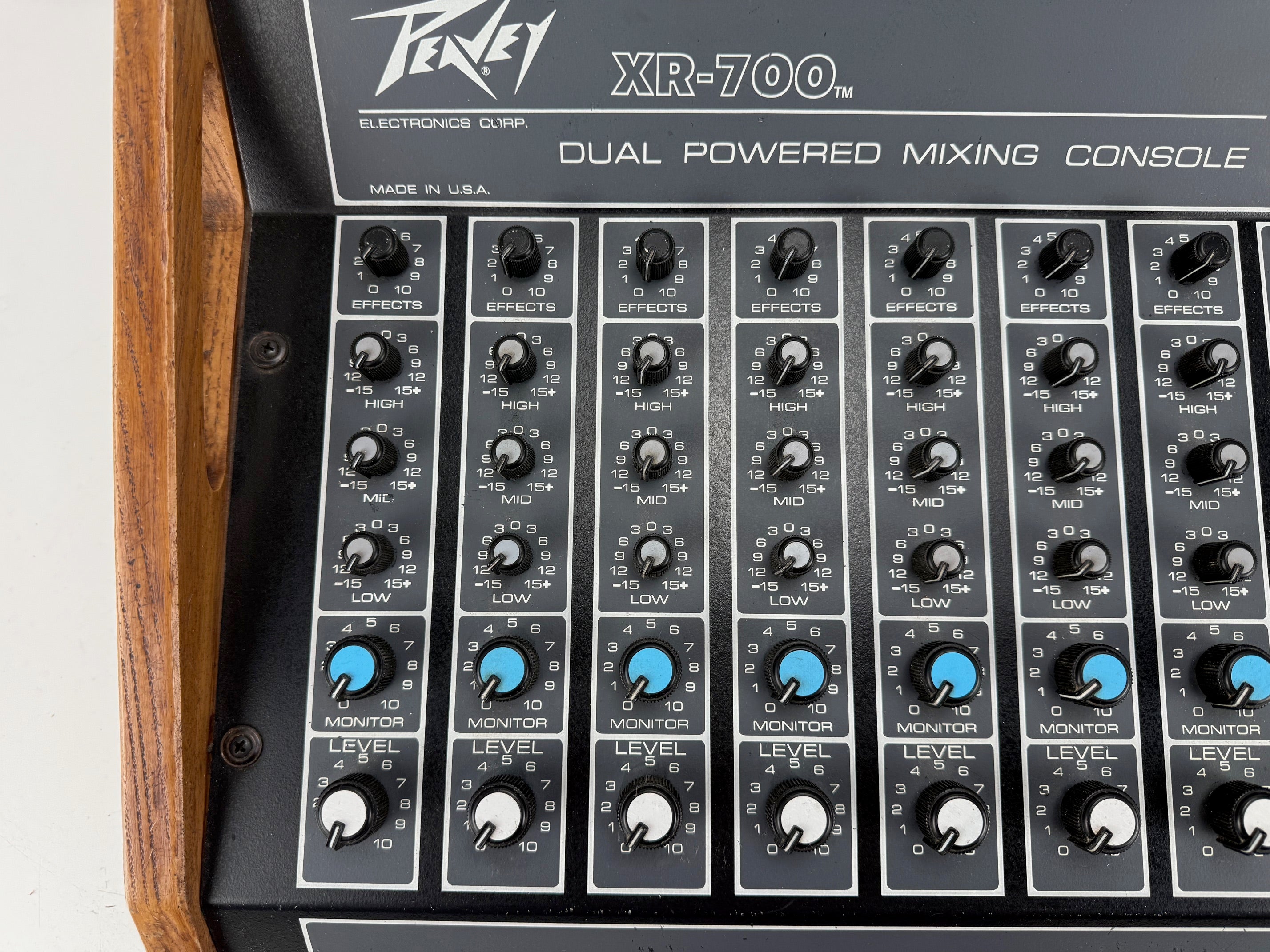 Peavey XR-700  7-Channel Dual Powered Mixing console - With spring reverb