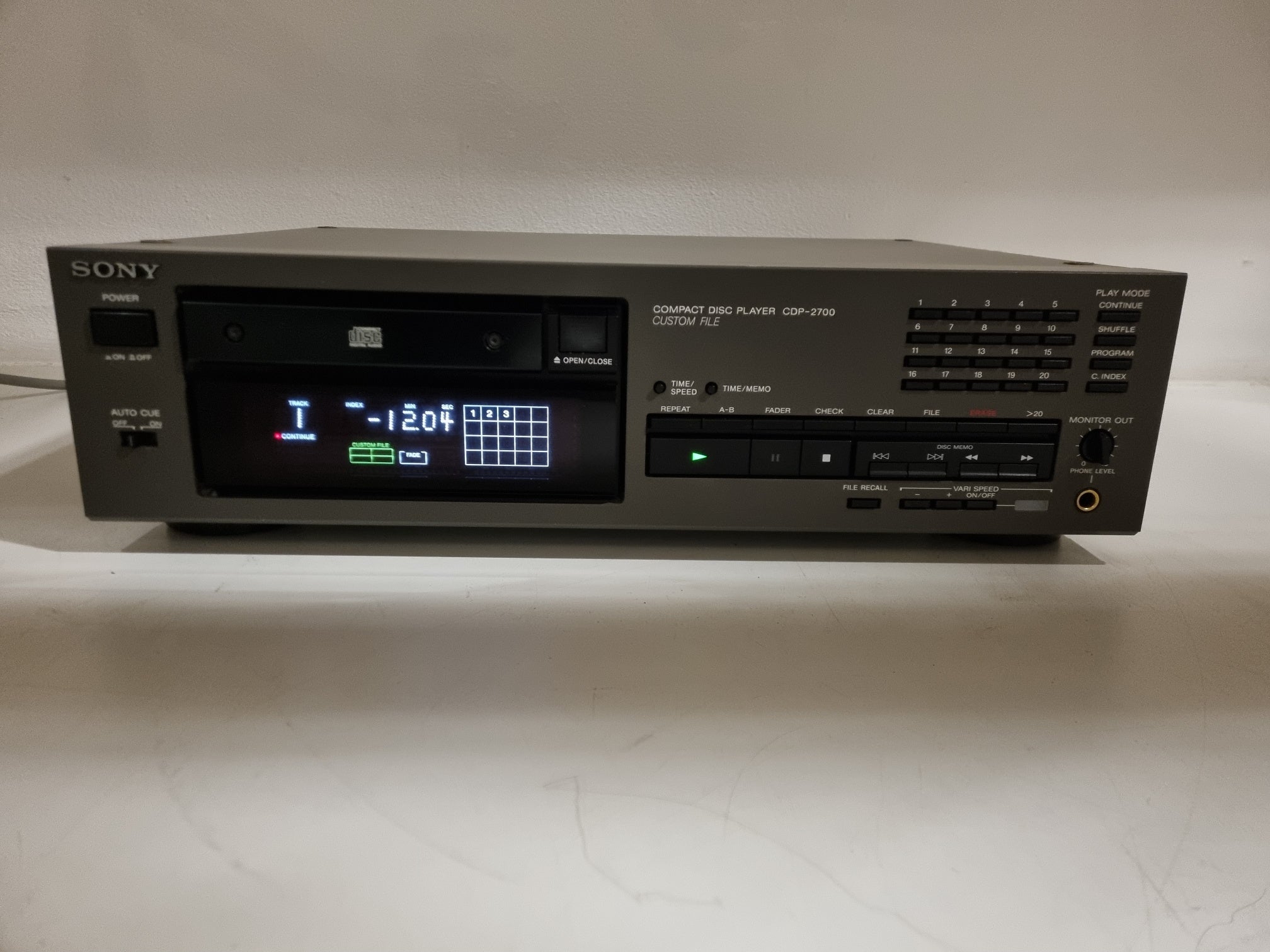 Sony CDP-2700 - Pro Compact Disc Player - XLR out - Very nice condition