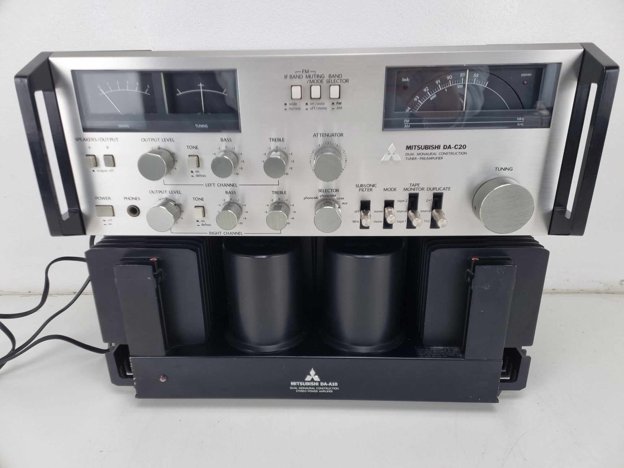 Mitsubishi DA-C20 tuner voorversterker - DA-A10 stereo eindversterker - gereviseerde set
