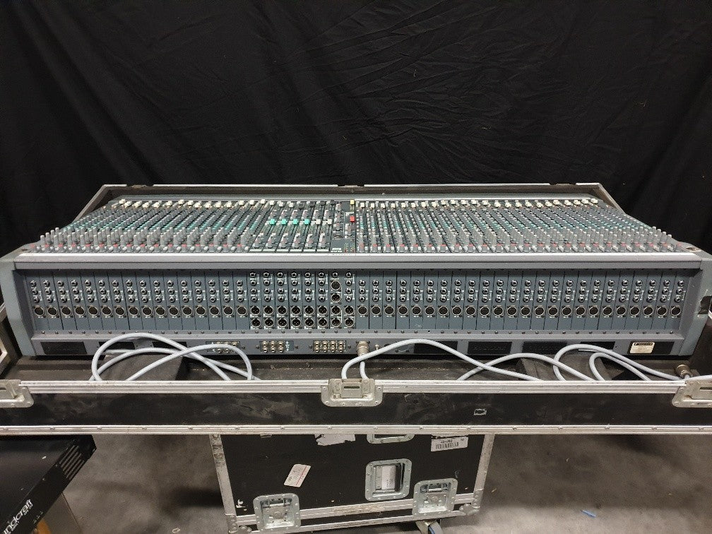 Soundcraft SM12 40-kanaals mengpaneel in flightcase met voeding.