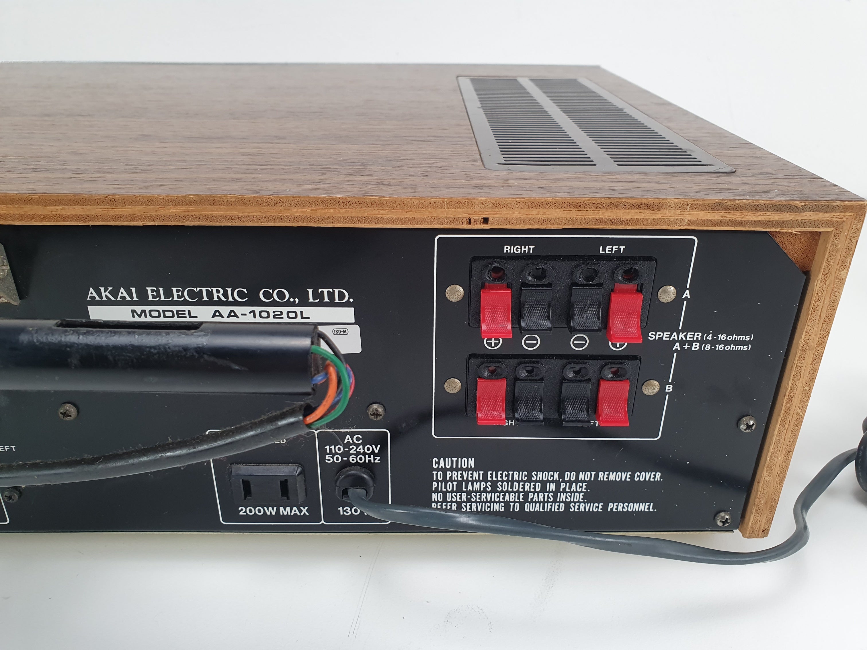 Akai AA-1020L, een mooie stereo-ontvanger, is volledig nagekeken en onderhouden.